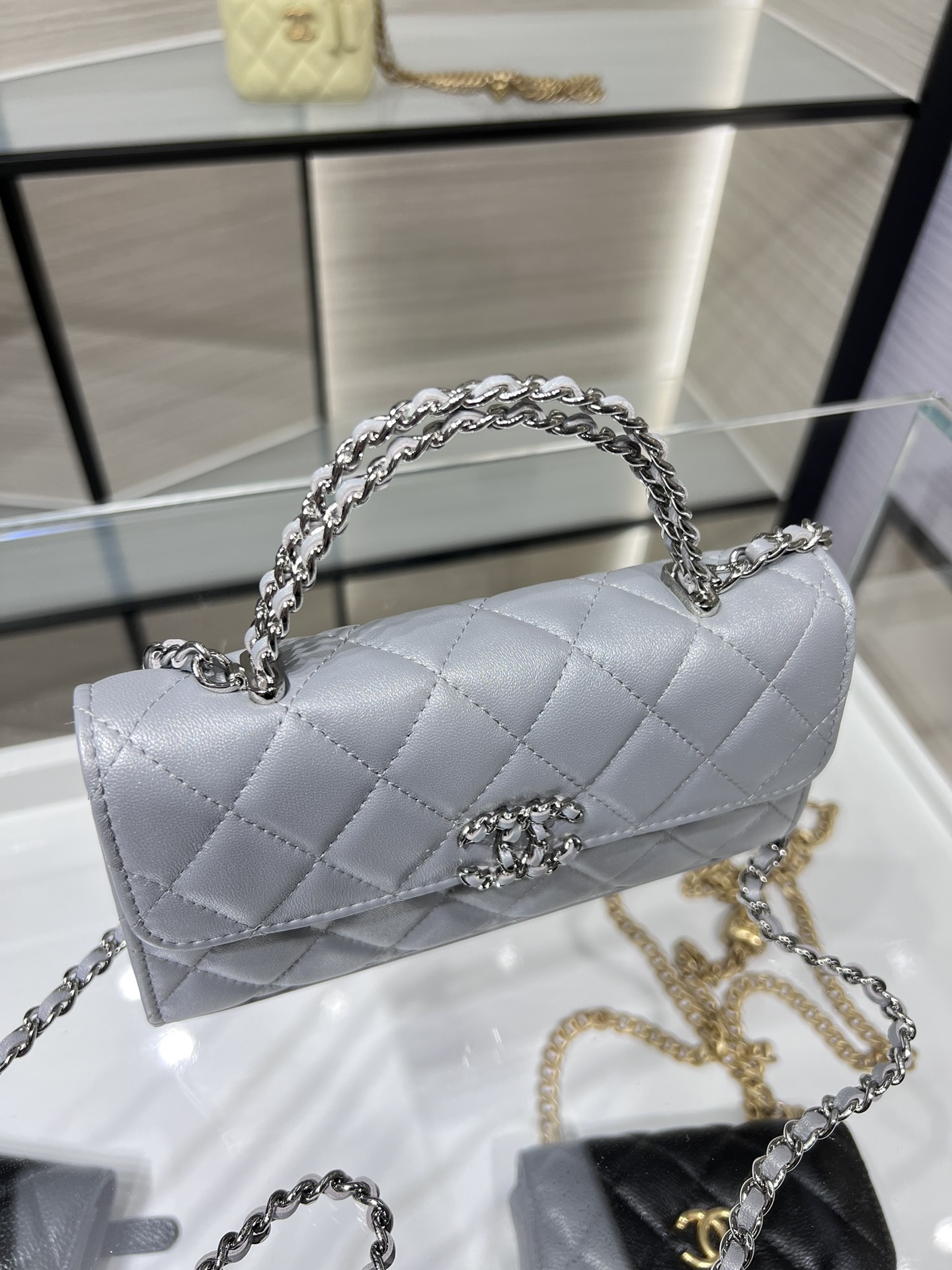 Chanel23P本季最火最火的牛皮手柄包A尺寸:18*10*4.5cm