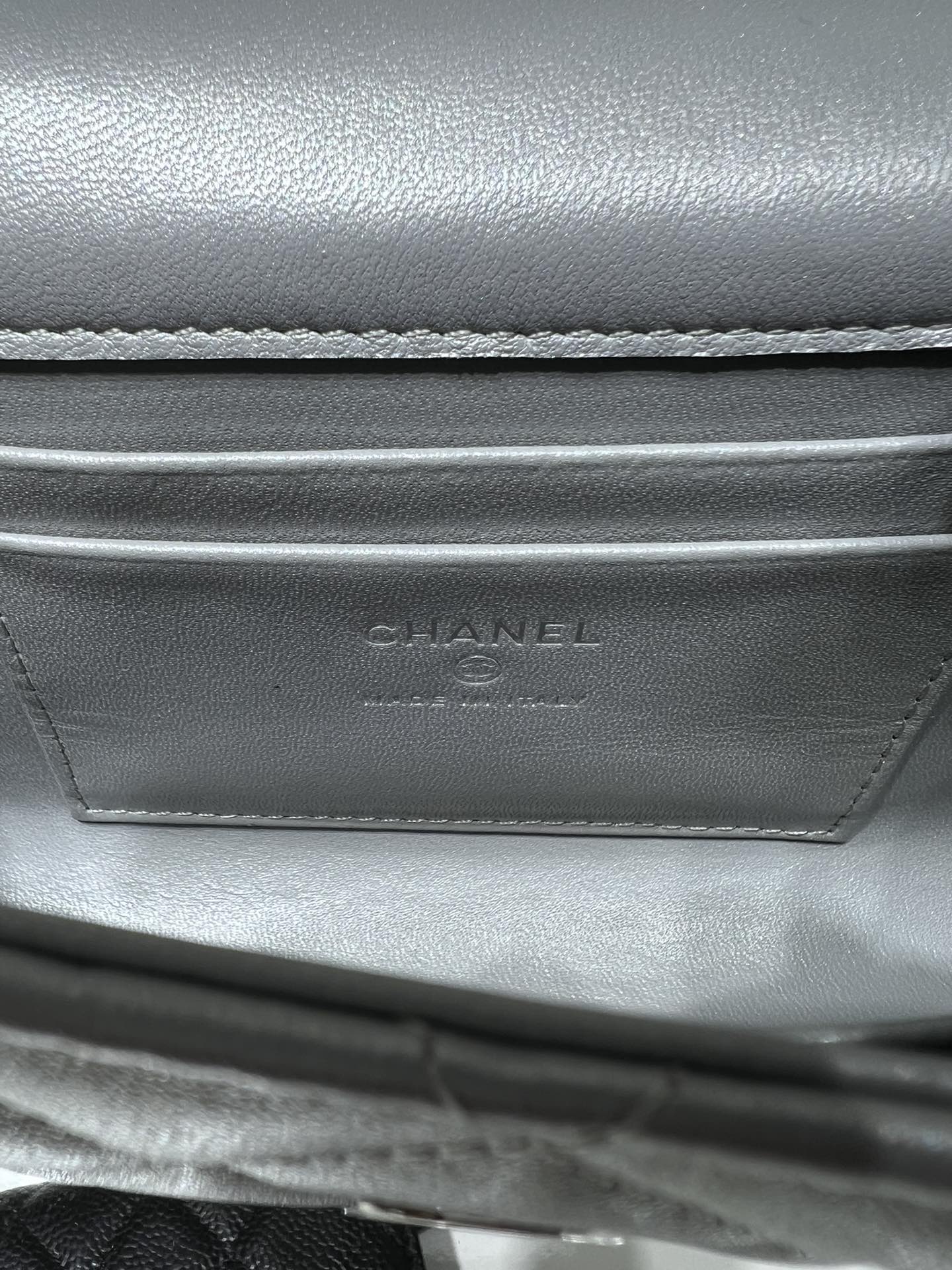 Chanel23P本季最火最火的牛皮手柄包A尺寸:18*10*4.5cm