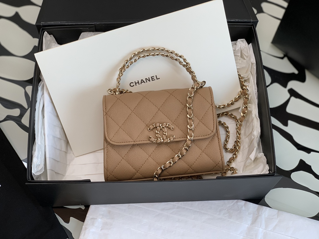 [Chanel Women