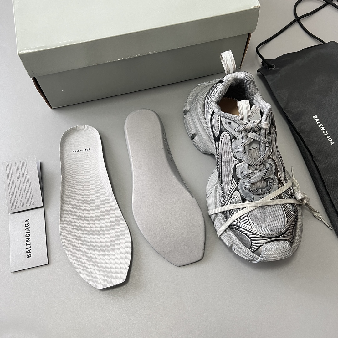 Balenciaga 纯 本Balenciaga Phantom Sneaker 巴黎世家全新做旧十代灰色潮流跑鞋 在延续 Track Trainer 户外轮廓和复杂鞋面结构的同时