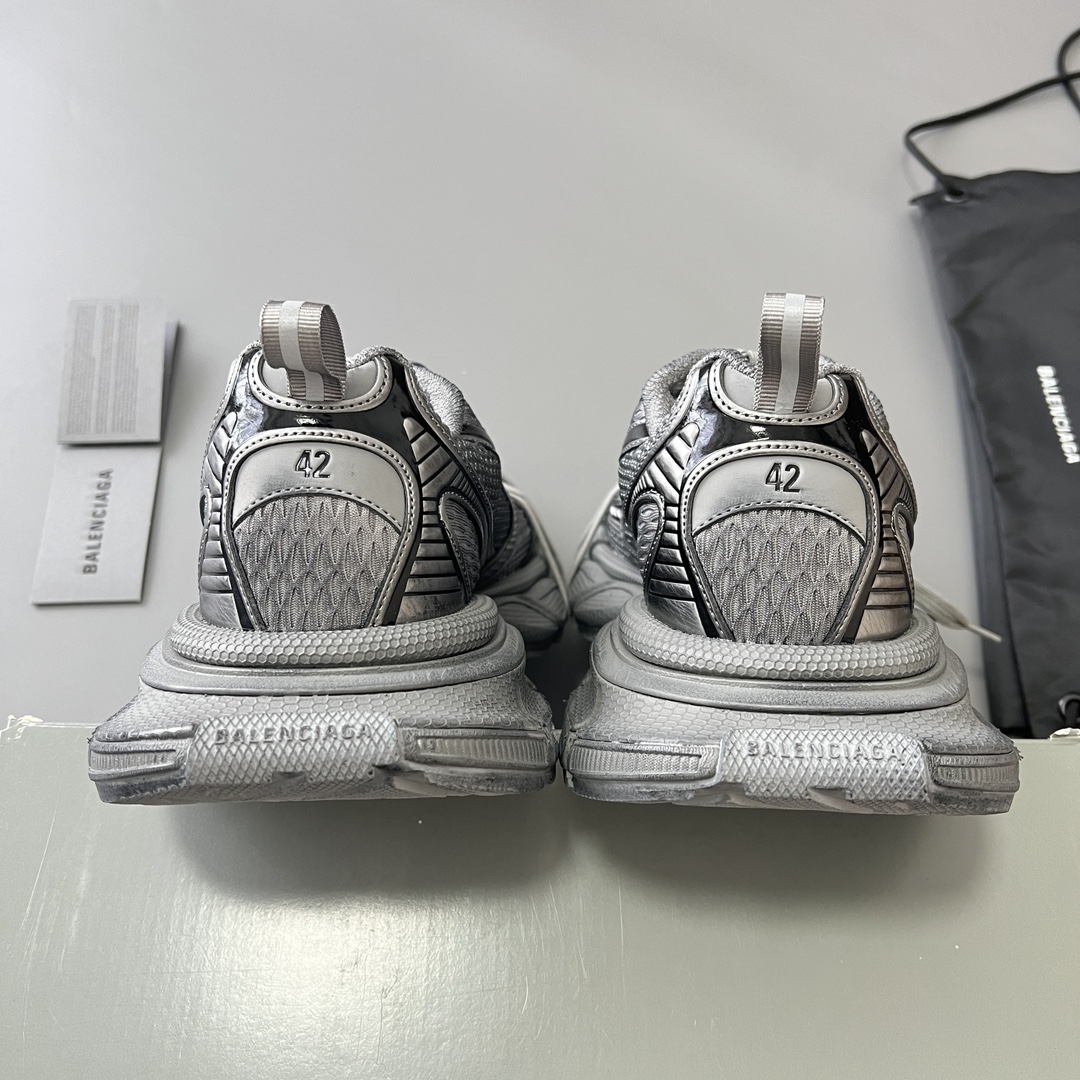 Balenciaga 纯 本Balenciaga Phantom Sneaker 巴黎世家全新做旧十代灰色潮流跑鞋 在延续 Track Trainer 户外轮廓和复杂鞋面结构的同时