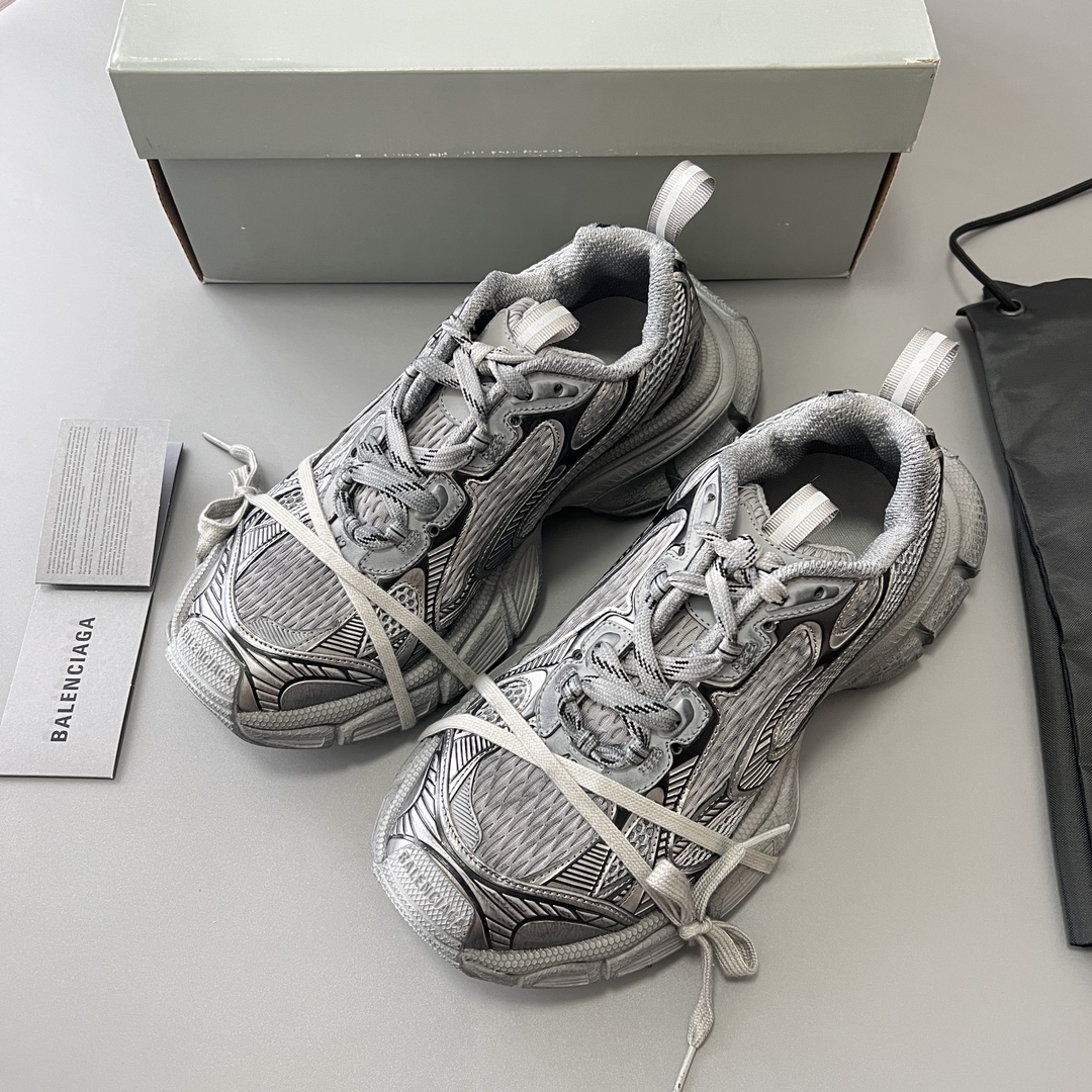 Balenciaga 纯 本Balenciaga Phantom Sneaker 巴黎世家全新做旧十代灰色潮流跑鞋 在延续 Track Trainer 户外轮廓和复杂鞋面结构的同时