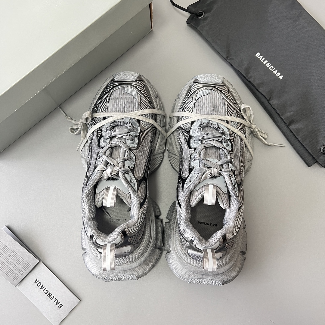 Balenciaga 纯 本Balenciaga Phantom Sneaker 巴黎世家全新做旧十代灰色潮流跑鞋 在延续 Track Trainer 户外轮廓和复杂鞋面结构的同时