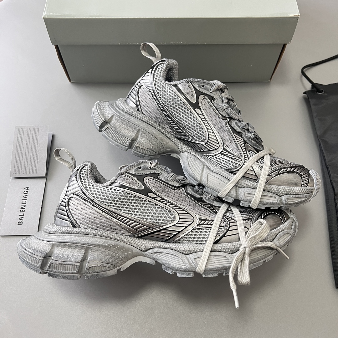 Balenciaga 纯 本Balenciaga Phantom Sneaker 巴黎世家全新做旧十代灰色潮流跑鞋 在延续 Track Trainer 户外轮廓和复杂鞋面结构的同时