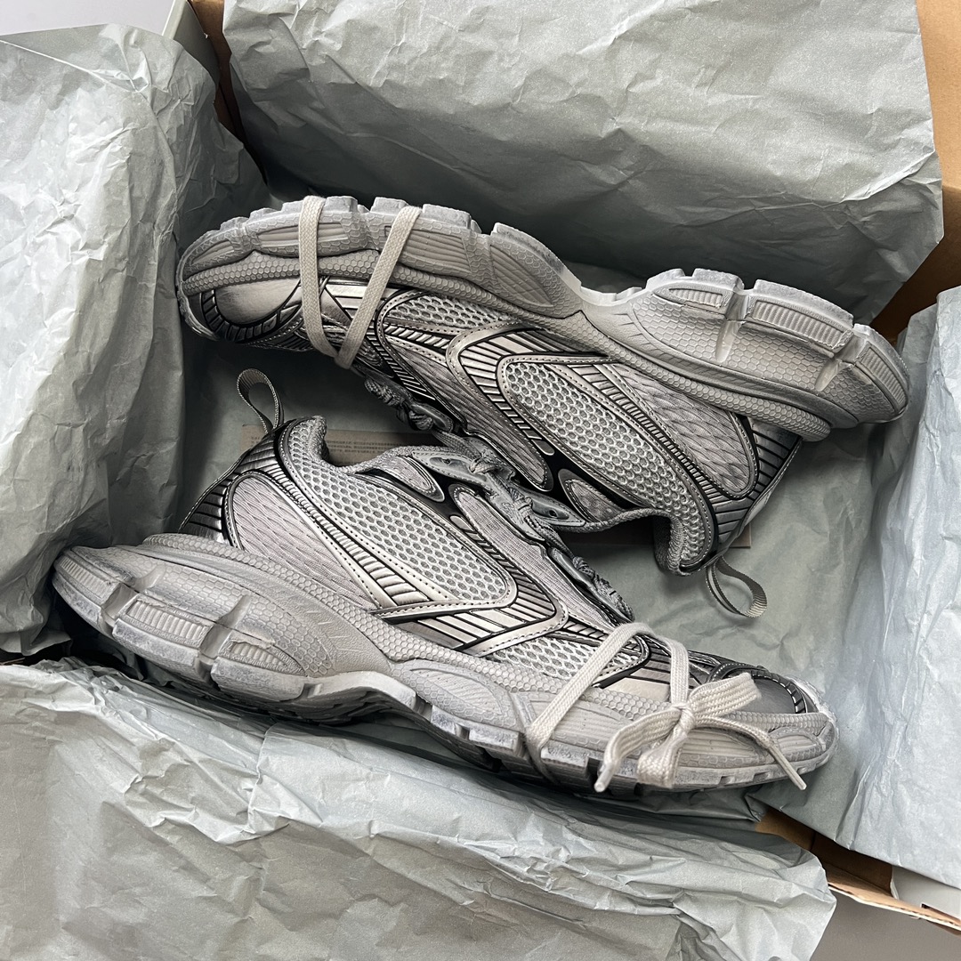 Balenciaga 纯 本Balenciaga Phantom Sneaker 巴黎世家全新做旧十代灰色潮流跑鞋 在延续 Track Trainer 户外轮廓和复杂鞋面结构的同时