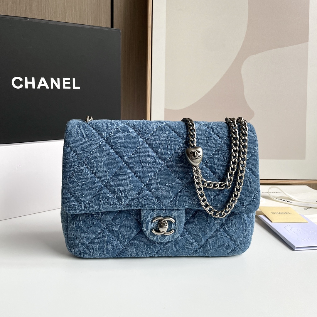 Chanel 大号23p 桃心牛仔驾到 无法拒绝牛仔的魅力 爱了爱了~毫无悬念是新一季 本季C位置首选爱心包