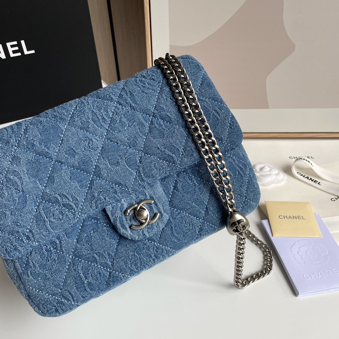 Chanel 大号23p 桃心牛仔驾到 无法拒绝牛仔的魅力 爱了爱了~毫无悬念是新一季 本季C位置首选爱心包