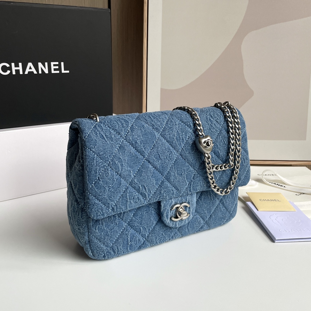 Chanel 大号23p 桃心牛仔驾到 无法拒绝牛仔的魅力 爱了爱了~毫无悬念是新一季 本季C位置首选爱心包