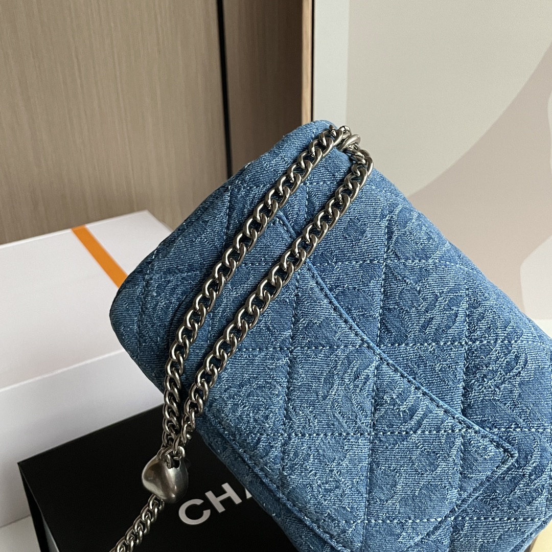 Unknown 中号23p 桃心牛仔驾到 无法拒绝牛仔的魅力 爱了爱了~毫无悬念是新一季 本季C位置首选爱心包