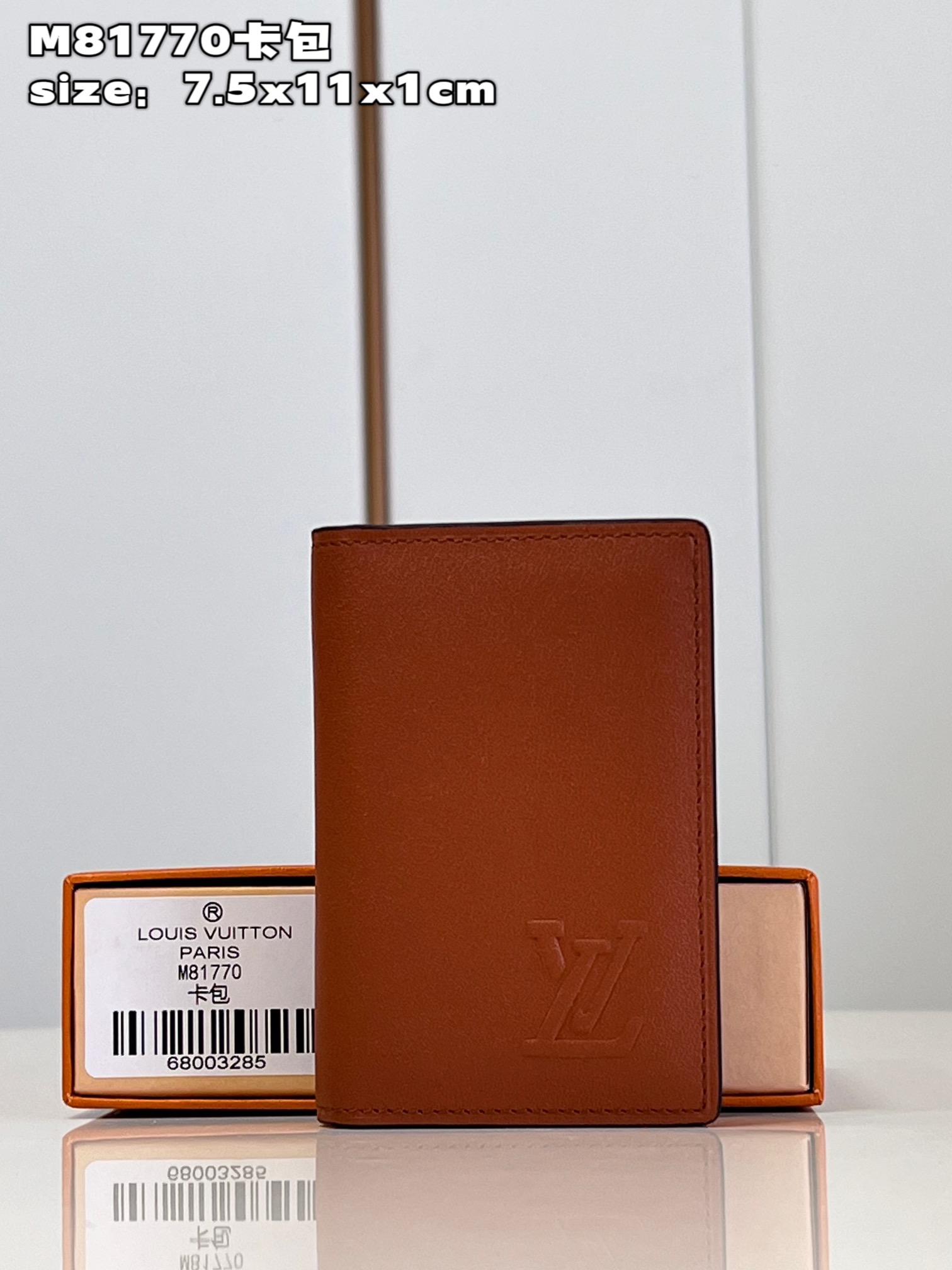 NO:400067,[Exclusive real photo M81770 card bag] Pocket wallet The calf leather selected is as soft as the old aviation letterhead, the letters are low-key to mark the brand identity, equipped with compartments and card slots, which achieve the fusion of elegance and function. It can be matched with any LV Aerogram series handbag. 7.5 x 11.1 x 1 cm U., LV [original leather], louis vuitton, cowhide19860909【独家实拍 M81770卡包】口袋钱夹 选取的小牛皮柔软如旧时航空信笺,字母低调标注品牌身份,配有隔层和卡位,成就雅致与功能的融合.可搭配任意 LV Aerogram 系列手袋.7.5 x 11.1 x 1 厘米 U.,LV【原厂皮】,louis vuitton,cowhide,Bag