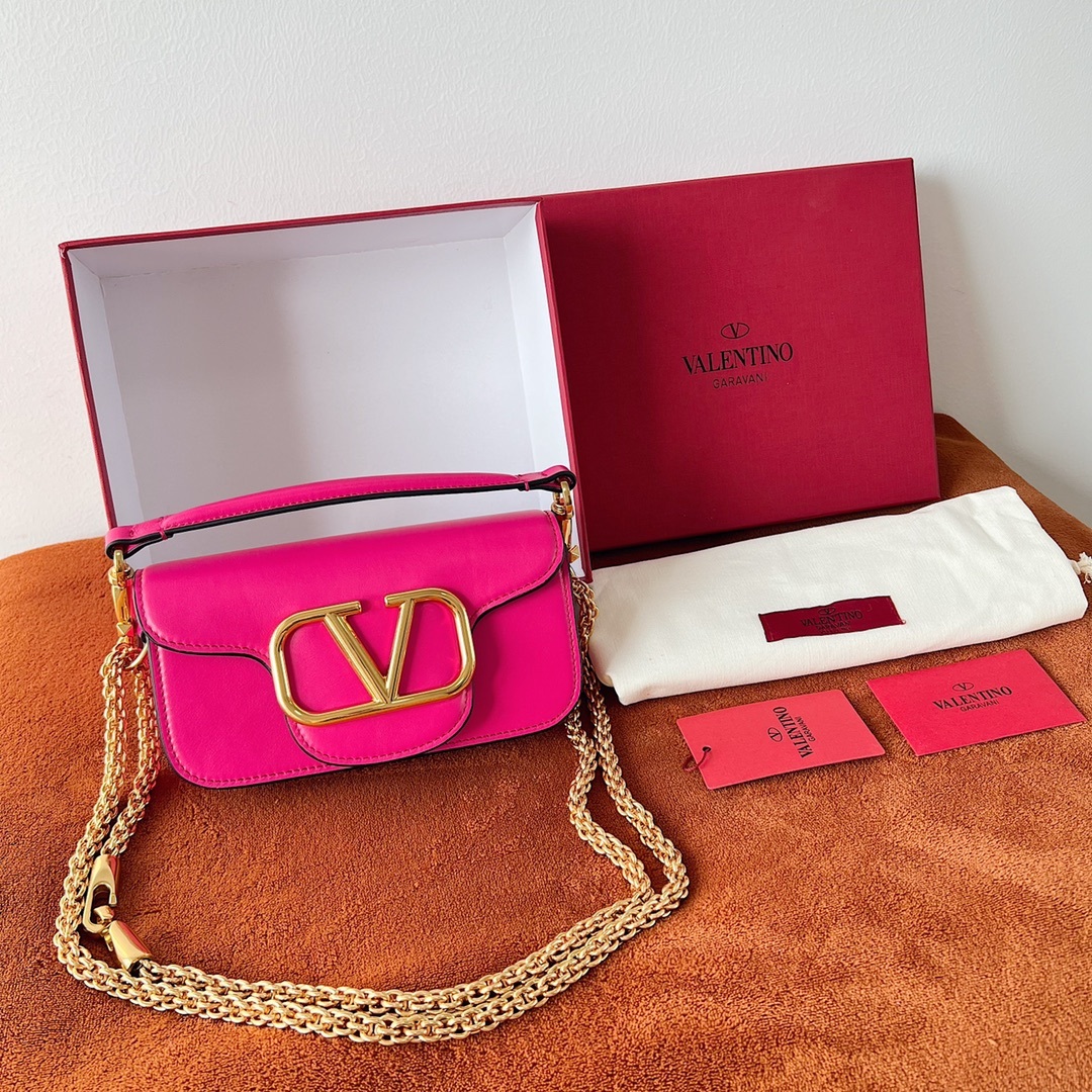 valtinoGaravaniMINILOCÒ小牛皮手袋金属VLogoSignature细节-配可拆卸提