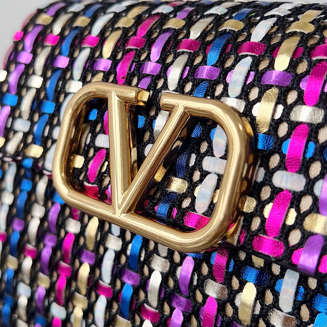 Valentino2023年春夏托特包系列托特包采用天然编织打造纯手工制作交织形成的空隙营造出清透质感点