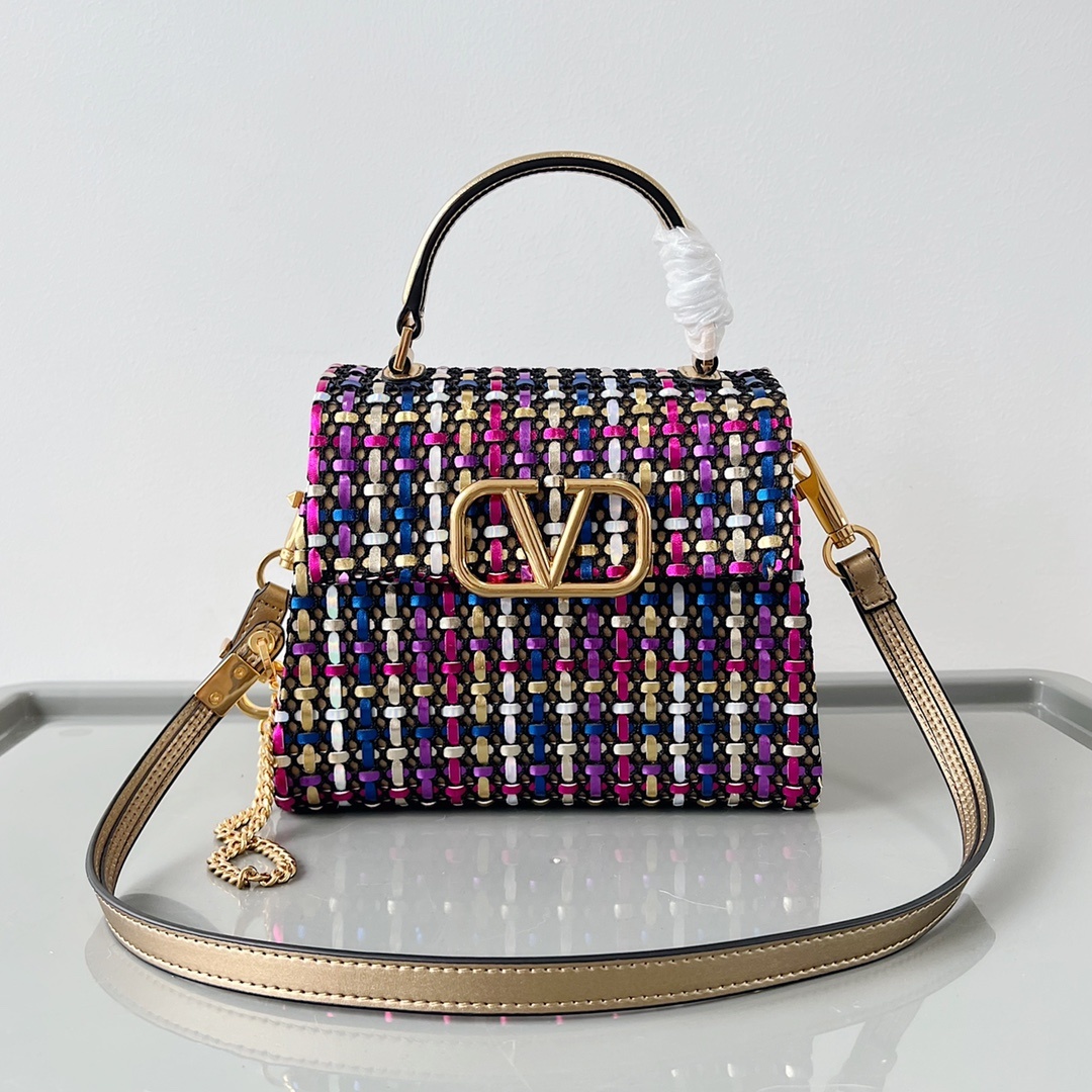 Valentino2023年春夏托特包系列托特包采用天然编织打造纯手工制作交织形成的空隙营造出清透质感点