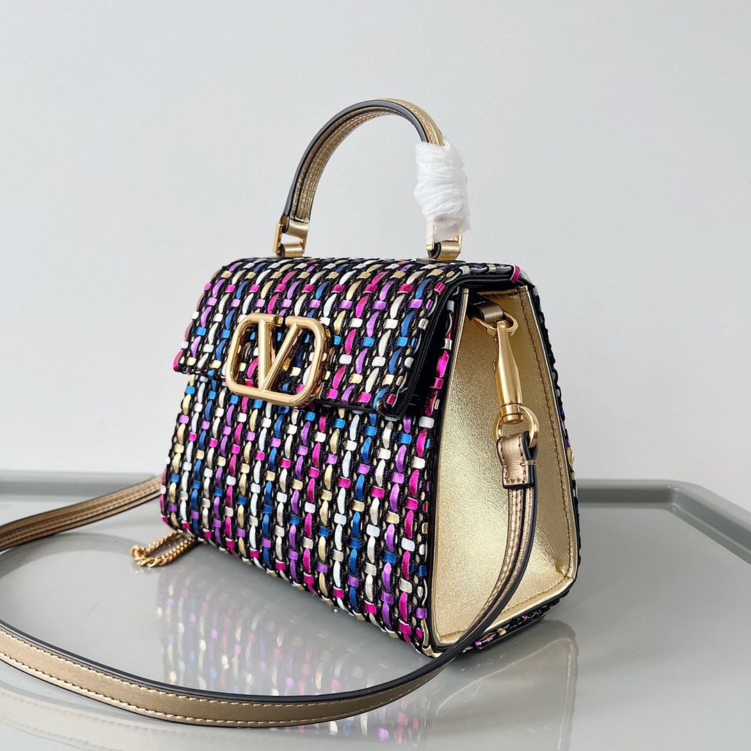Valentino2023年春夏托特包系列托特包采用天然编织打造纯手工制作交织形成的空隙营造出清透质感点