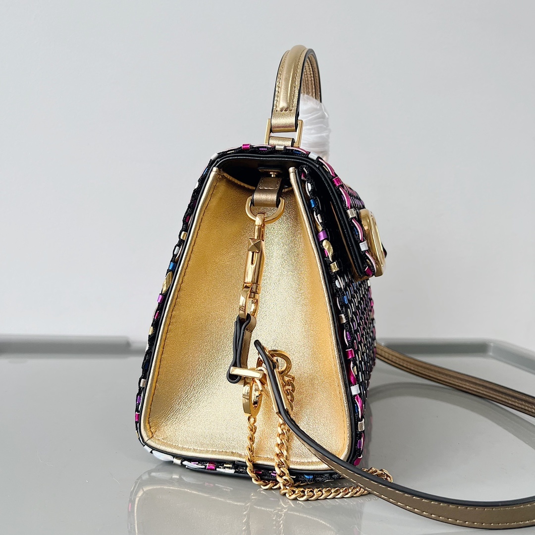 Valentino2023年春夏托特包系列托特包采用天然编织打造纯手工制作交织形成的空隙营造出清透质感点