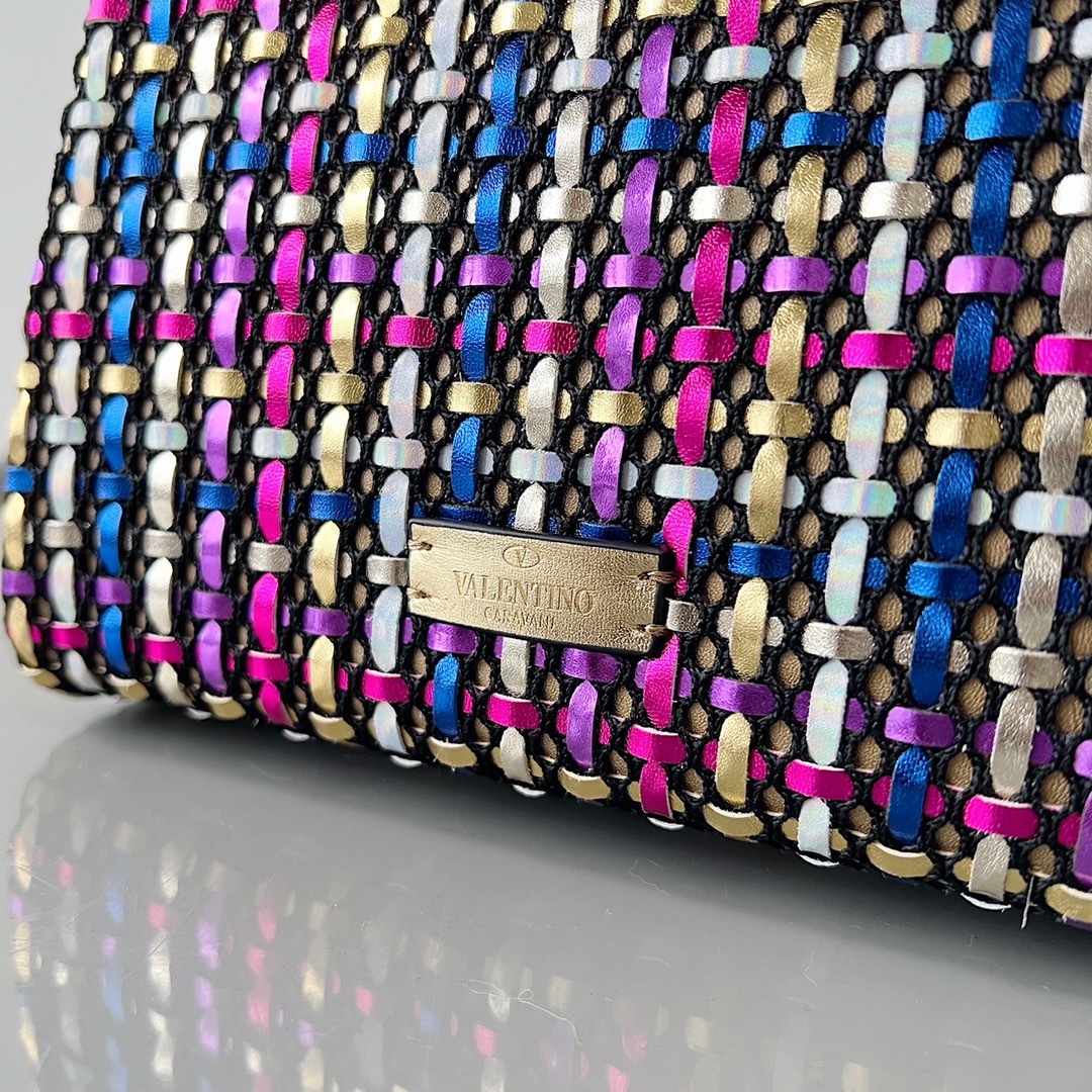 Valentino2023年春夏托特包系列托特包采用天然编织打造纯手工制作交织形成的空隙营造出清透质感点