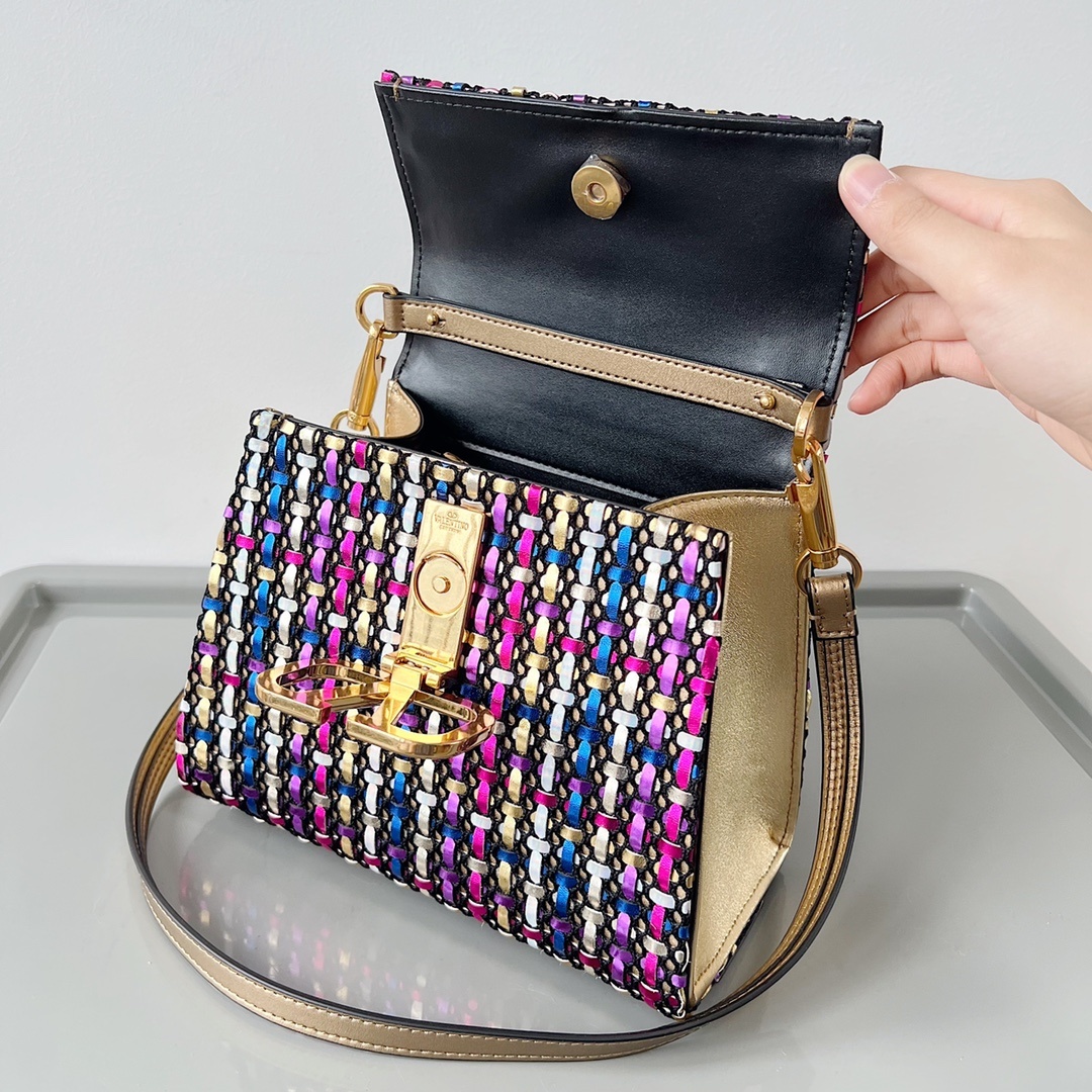 Valentino2023年春夏托特包系列托特包采用天然编织打造纯手工制作交织形成的空隙营造出清透质感点