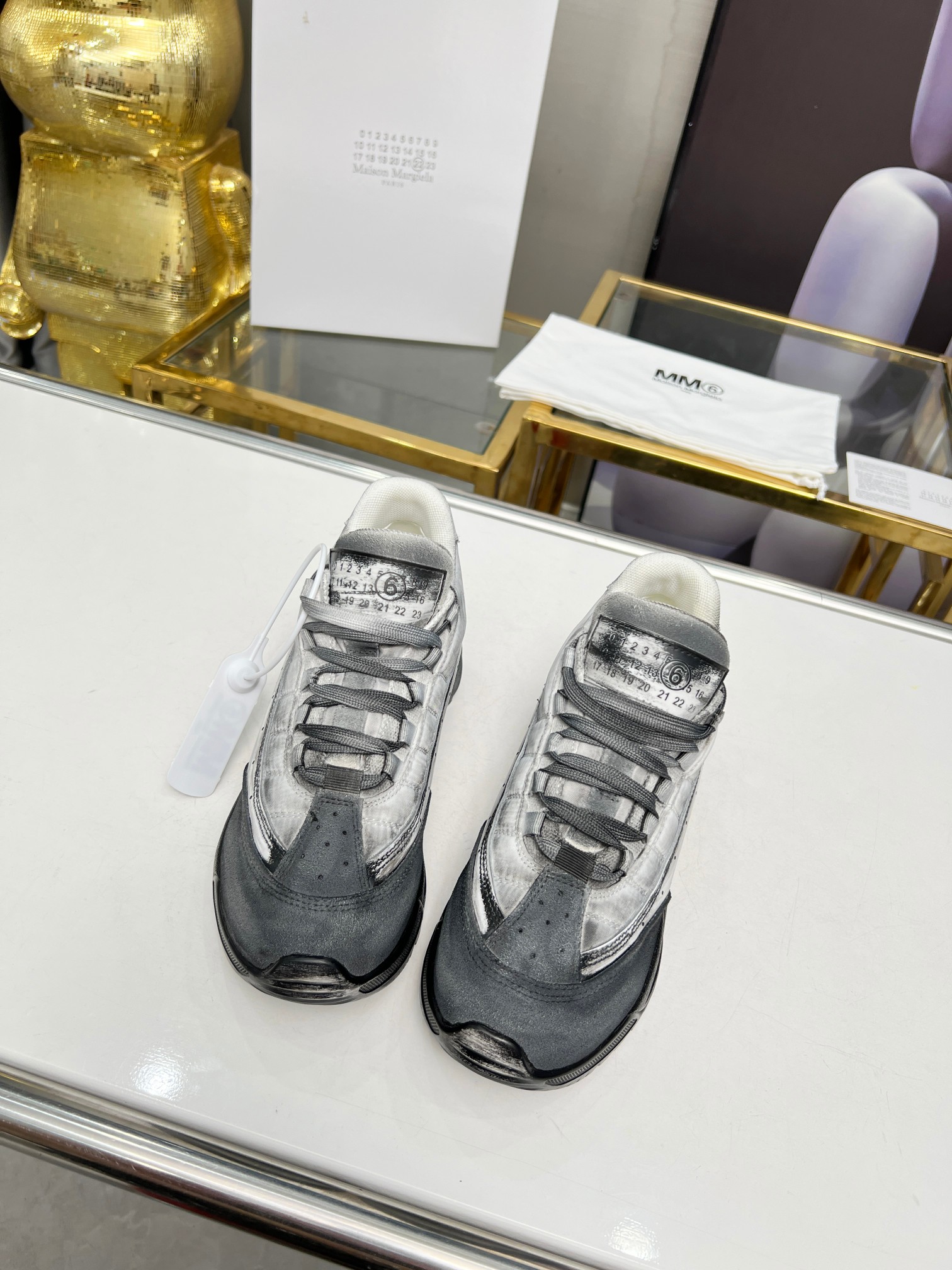P320 Modelos de pareja Maison Margiela-Margiela muestran nuevos MM6 lavados vintage viejos zapatos c