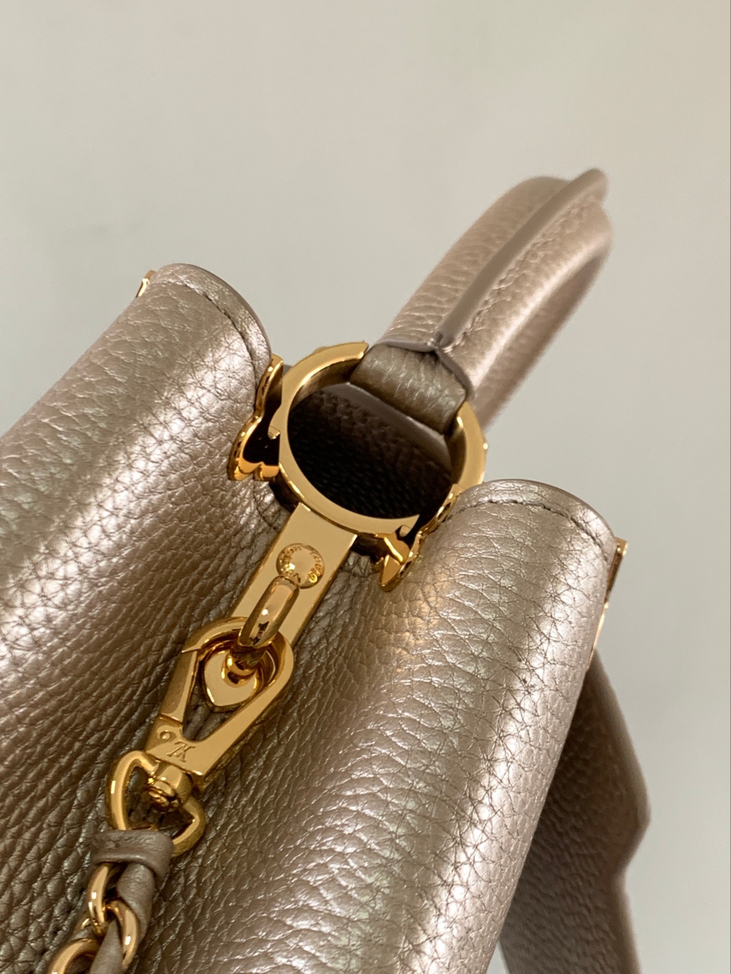 特级原厂皮M22438金属卡其色新版本贝壳扣此款CapucinesBB手袋由金属工艺Taurillon皮
