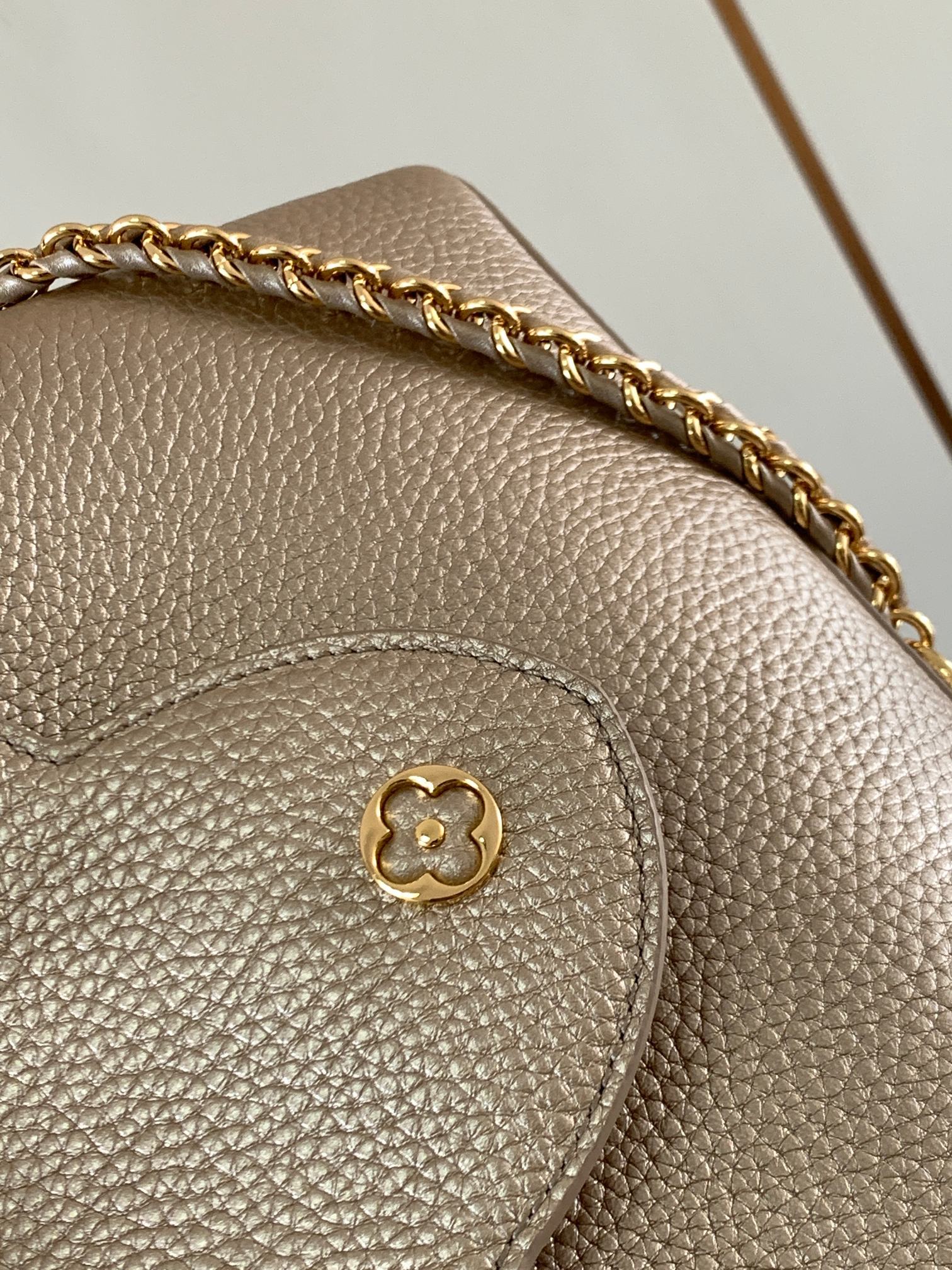 特级原厂皮M22438金属卡其色新版本贝壳扣此款CapucinesBB手袋由金属工艺Taurillon皮