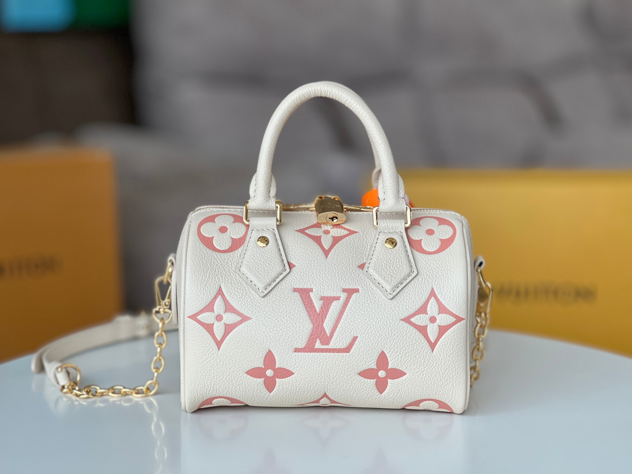 NO:207384,Genuine grade original cowhide model M46575 M46397 This Speedy Bandoulière 20 handbag reveals subtle luster in new season colors. Classic configuration, rolled leather handle and key bag trace back to the design elements of the 20th century Louis Vuitton suitcase, removable chain and leather shoulder strap to achieve shoulder and crossbody selection. Dimensions 20.5 x 13.5 x 12.0 cm (Length x Height x Width), LV [Top Original List], louis vuitton, louis vuitton,cowhide19860909正品级 原厂牛皮 型号M46575 M46397 本款 Speedy Bandoulière 20 手袋以新季色彩展露微妙莹泽.经典构型、轧制皮革手柄和钥匙包回溯 20 世纪路易威登行李箱的设计元素,可拆卸链条及皮革肩带实现肩背和斜挎选择.尺寸20.5 x 13.5 x 12.0 厘米 (长 x 高 x 宽),LV【顶级原单】,louis vuitton,louis vuitton,cowhide,Bag