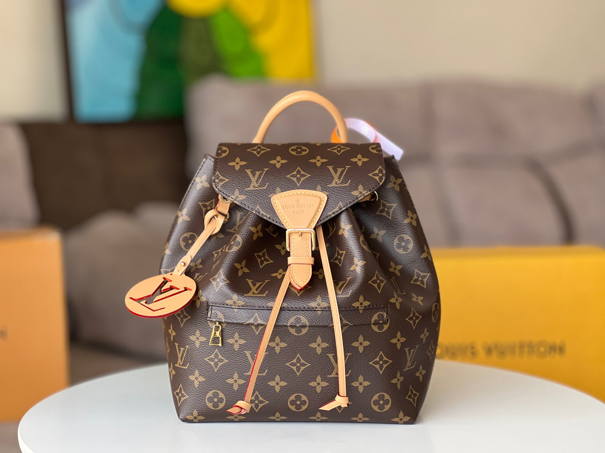 NO:201304,Original single [Montsouris Backpack] M45501 M45515 Old-fashioned new Montsouris small backpack is made of Monogram canvas and cowhide, paired with buckles and leather drawstrings derived from the brand profile. Enriched interior space and zippered outer bags add functionality, top handle and removable and adjustable leather shoulder straps to achieve multiple carrying methods. Size 27.5 x 33 x 14 cm, LV [top original single], louis vuitton, cowhide19860909原单【Montsouris 双肩包】M45501 M45515 老花全新 Montsouris 小号双肩包取材 Monogram 帆布和牛皮,搭配源自品牌档案的搭扣和皮革抽绳.充裕内部空间和拉链外袋增添功能,顶部手柄和可拆卸并调节的皮革肩带实现多种背携方式. 尺寸27.5 x 33 x 14 厘米,LV【顶级原单】,louis vuitton,cowhide,Bag