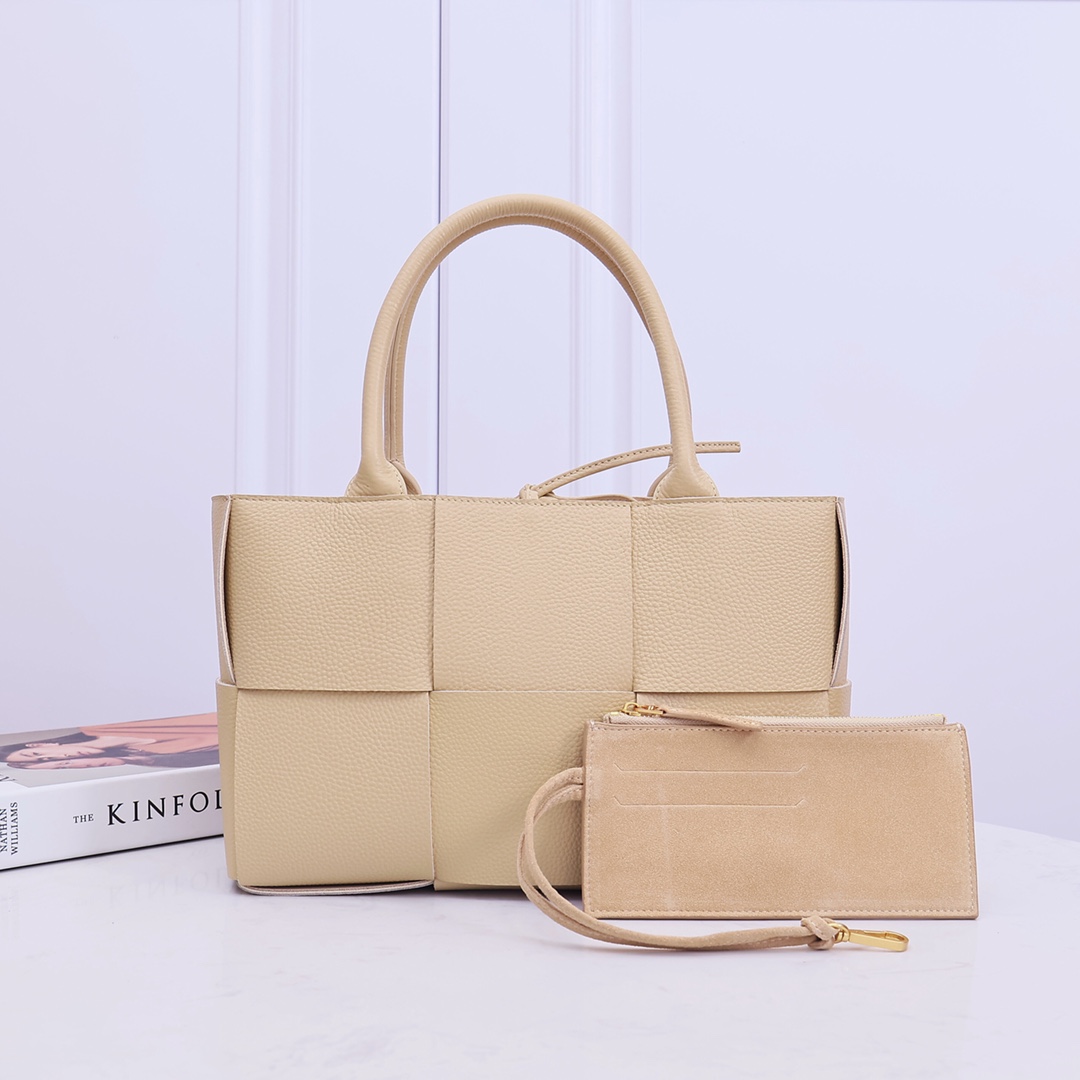 Bottega Veneta Woven Tote Bag Lychee Grain Small