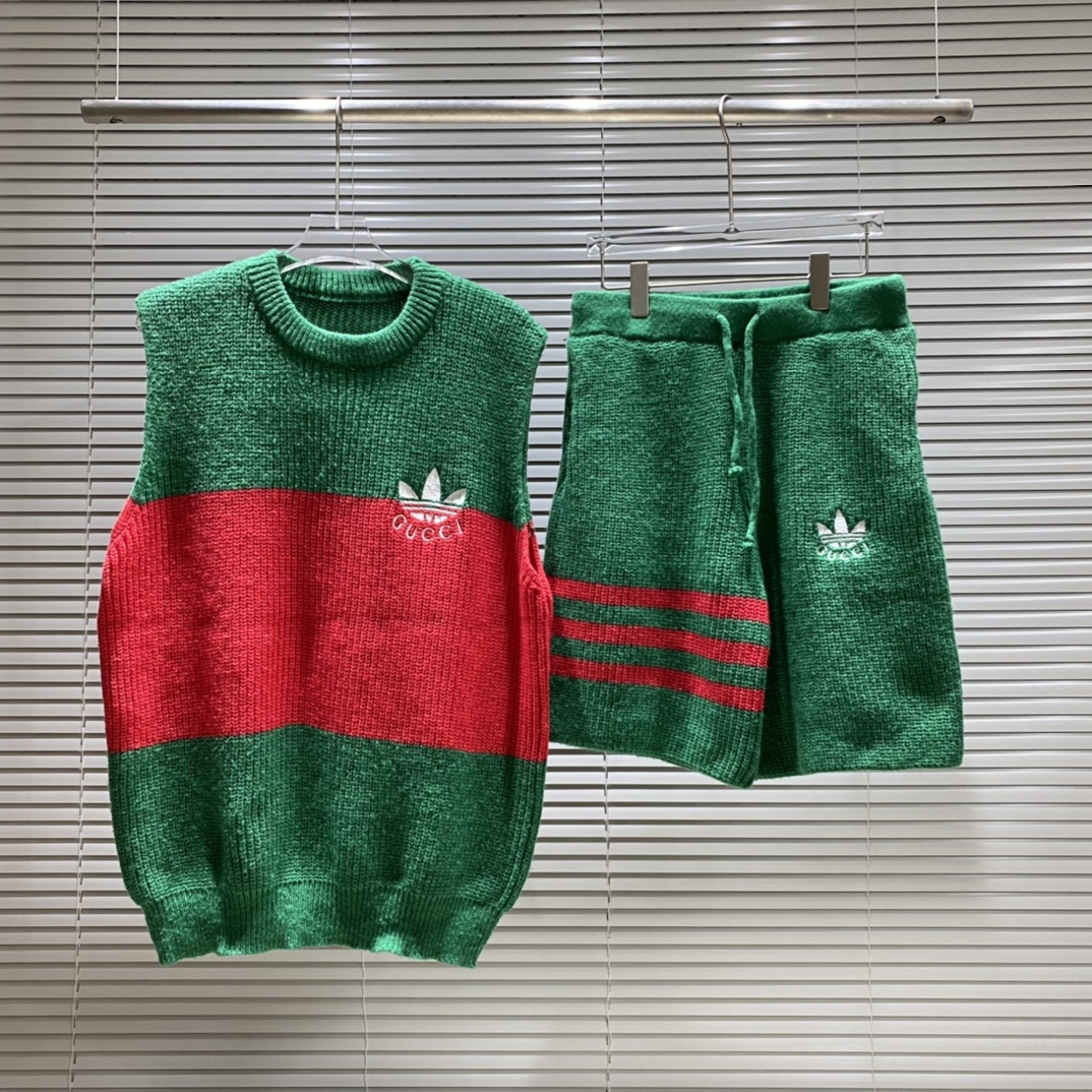GU suéter de conjunto de rayas con pequeño logo bordado de trébol. Color: verde. Tallas: S, M, L, XL, XXL