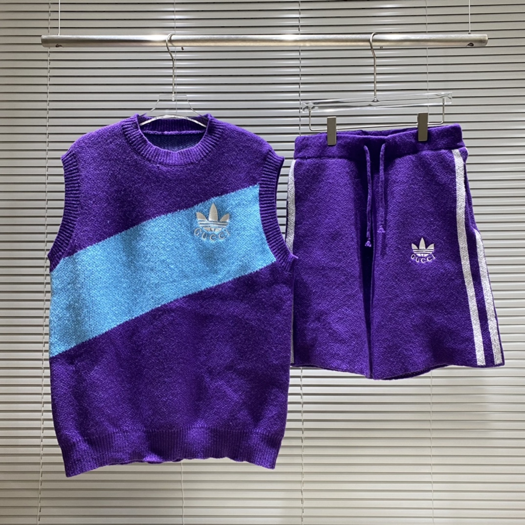 GU suéter de conjunto de rayas con pequeño logo bordado de trébol. Color: púrpura. Tallas: S, M, L, XL, XXL