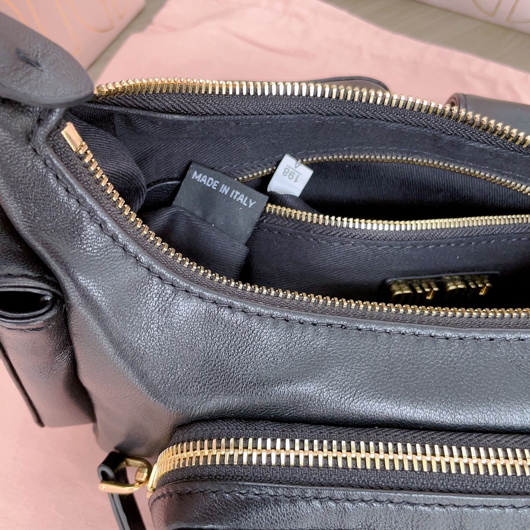 Miu Miu Classic Handcrafted Luxury Leather Shoulder Bag Ref.563DA672 9