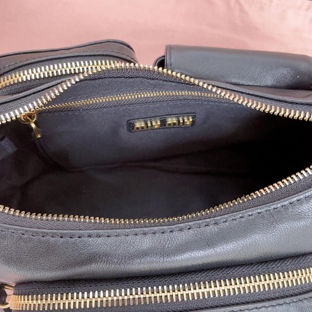 Miu Miu Classic Handcrafted Luxury Leather Shoulder Bag Ref.563DA672 8