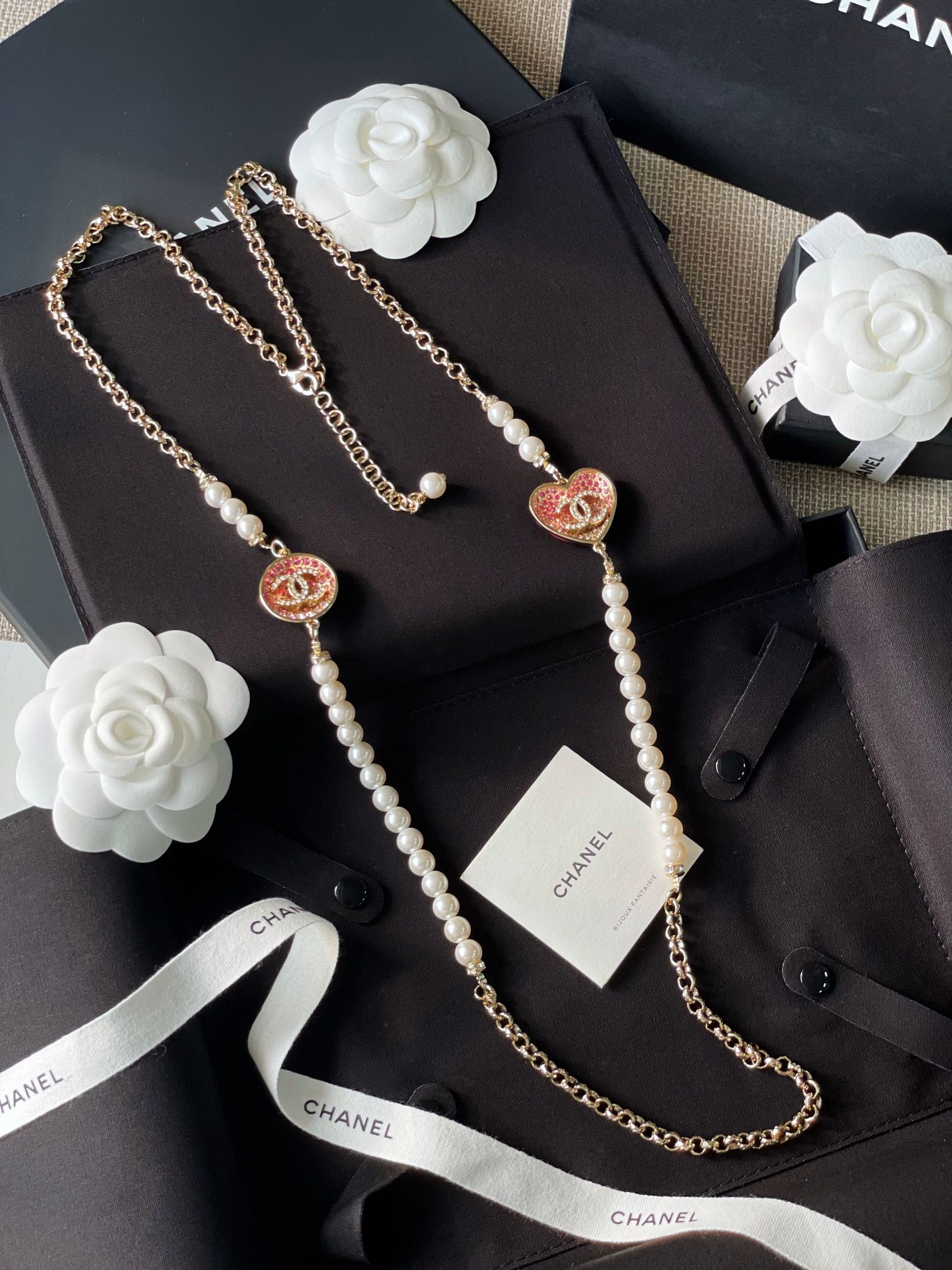 NO:633176,88300, ZP sky-high price, look for our only genuine store to buy ZP developed products, large quantity consultation [Ch@nel 23P full diamond love long chain] The length can be adjusted, it can be worn as a short necklace after two turns. This season's huge hot huge huge beauty series!  ZG is the out-of-stock king, with a rhythm that you can’t even grab!  Invincible and hard to buy!  There's a whole series in development!  Purchase all ZP street essentials!  I'm sorry if I don't buy it. Swarovski pearls, Swarovski crystals, full diamond design, hand-painted enamel on the back, and sparkling starlight powder inside the enamel. It's very beautiful, it's so amazing. I don't need to say anything. Just look at the picture and you can feel the exquisite craftsmanship, impeccable color and luster!  Come on, the entire series closes your eyes and strongly appeals to every baby to keep it for himself [wit][wit] [Material] The same ZP brass material with gold plating, imported Swarovski crystal diamonds, imported Swarovski pearls [Size] The length of the necklace chain is about 108CM, and there is an extension chain about 8CM, the heart width is about 2.9CM, the round part is about 2.5CM wide, swarovski, necklace, gold plating, Cardia high-end jewelry1986090988300,ZP天价,认准我们唯一一家真正款款购入ZP开发的,量大咨询【Ch@nel 23P满钻爱心长链】长度可调节,绕两圈可当短项链佩戴本季度巨火爆巨巨巨美系列！ZG断货王,抢都抢不到的节奏呀！无敌难买的！一整个系列都在开发！款款购入ZP炸街必备品！不买对不起自己呀颗颗施华洛世奇珍珠施华洛世奇水晶,满钻设计爆闪背面手工绘制珐琅,珐琅里面还有闪闪的星光粉,非常美,太绝太赞了什么也不需要说,看图片即可感受到工艺精湛细腻,色泽光感无懈可击！来,整个系列闭眼入强烈呼吁每一个宝宝都必须自留[机智][机智]【材质】一致ZP黄铜材质镀金,进口施华洛晶钻,进口施华洛珍珠【尺寸】项链链长约108CM,另有延长链约8CM,爱心宽约2.9CM,圆形部分宽约2.5CM,,swarovski,necklace,gold plating,卡迪亚高端饰品,Jewelry