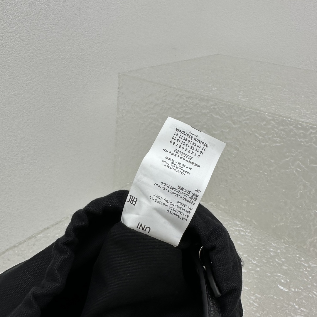 最新款-顶部黑色位置是帆布的✅
【黑色】
Maison Margiel 5AC水桶包
MM家最火爆的款式之一 必须人手一个！
因为它设计感非常强，包身的造型像是桶包
搭配抽绳封口的设计一点儿也不常规，有股别的品牌怎么学也学不到的酷劲儿！！背上身秒变气质时髦精！

3305：15x23×15cm  p980