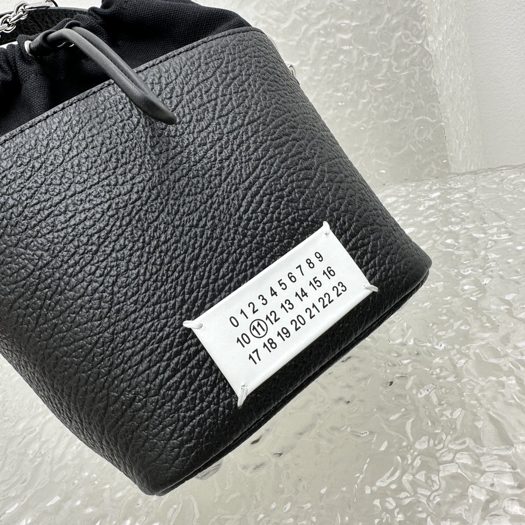 最新款-顶部黑色位置是帆布的✅
【黑色】
Maison Margiel 5AC水桶包
MM家最火爆的款式之一 必须人手一个！
因为它设计感非常强，包身的造型像是桶包
搭配抽绳封口的设计一点儿也不常规，有股别的品牌怎么学也学不到的酷劲儿！！背上身秒变气质时髦精！

3305：15x23×15cm  p980