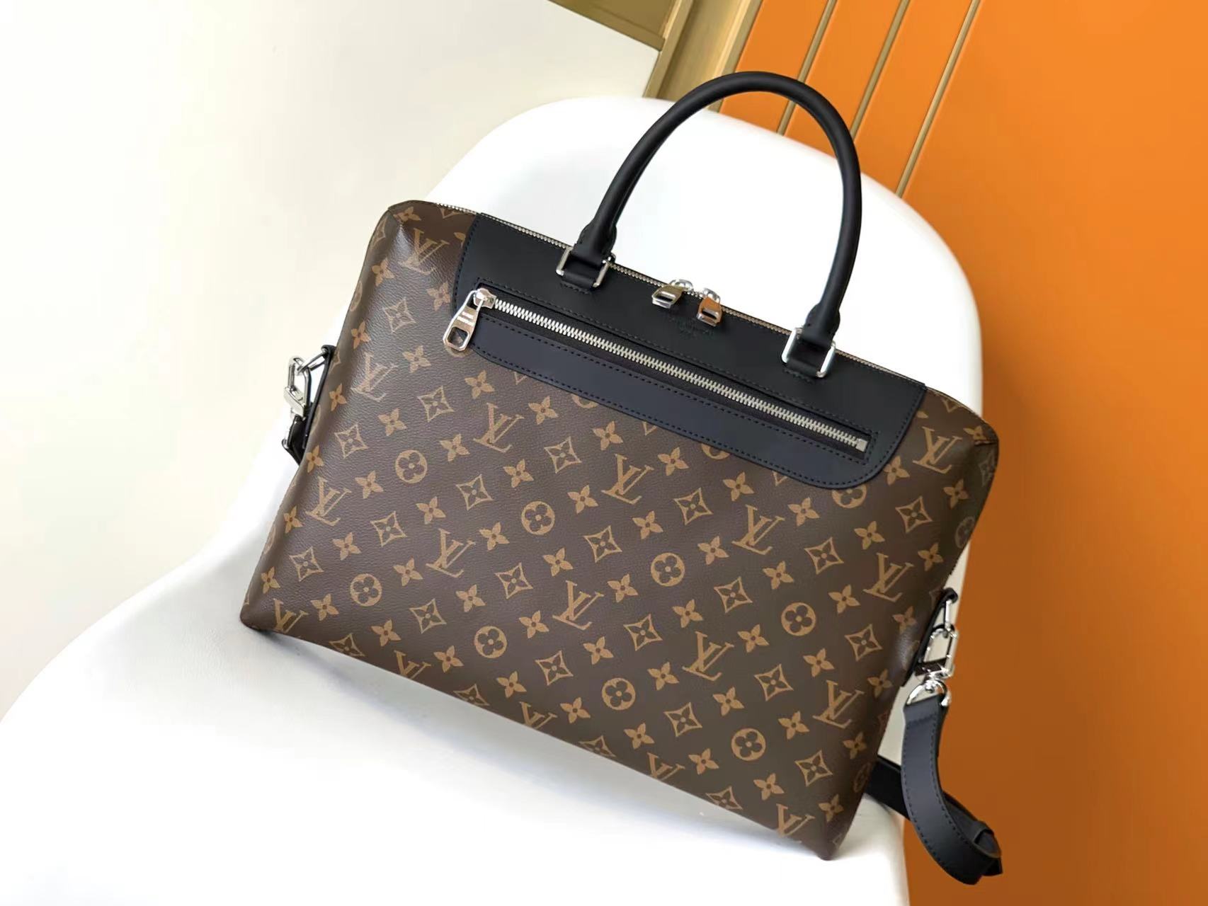 Louis Vuitton Porte-Documents Jour Bolso de Mano con Diseño Clásico