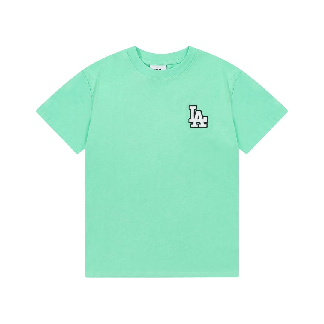 【南天门通勤战袍|天庭高定下凡 这件短袖穿完要渡雷劫的!】 宝子们听好 本座冒着被踢出仙籍的风险 把玉帝凌霄殿高定扒下来了 (王母看了都要找代购的程度) ⚡️【九重天云锦科技】 - 南天门纺织局特供冰蚕丝混纺 38°C暴汗不贴肉 自带仙气降温buff - 激光无缝剪裁 南斗六星定位缝线 肩宽腰瘦直接穿出大罗金仙比例 🔥【天宫级硬核细节】 √ 后颈暗绣三昧真火符咒 (实测洗衣机滚300圈都不起球) √ 袖口北斗七星暗纹锁边 健身房撸铁狂甩都不变形 √ 领口托塔天王同款固形术 穿三年还像刚开蟠桃会一样新 ⚠️凡人警告: 上次穿去环球影城被三个妹子追着要链接 坐地铁大爷问我是不是天庭在逃太子 (别怪我没提醒 回头率超标要负责任的) 现在下单立享「斩桃花套餐」 送雷神同款防勾丝咒贴+二郎神定制衣架 (哮天犬监工发货 72h必达) #天衣无缝 #神仙短袖 #南天门ootd ↓ ↓ ↓ (库存被四海龙王分走一半 手慢无) 颜色:黑色,白色,天蓝,果绿