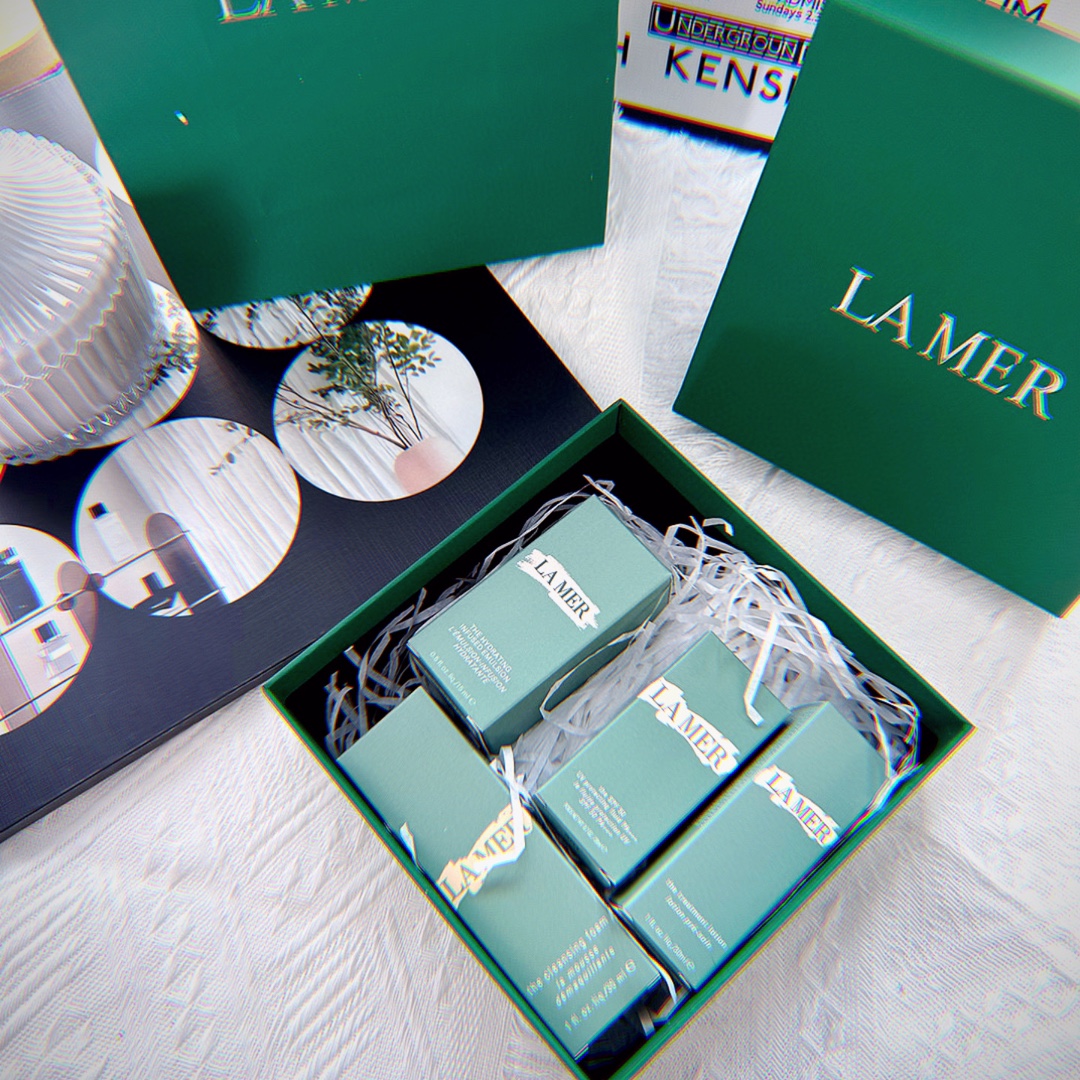 💰150 限量版套盒礼袋送人简直划算
▫️ 修护抗老补水洗护一套就解决
海蓝之谜小样礼盒套装小样!
价格比起正装真的太美好!
对于很多想要拯救自己肌肤
又怕花一万多买一套不适合自己的,福利来啦
这样一套下来可以说是层层渗透 修护力非常nice!!