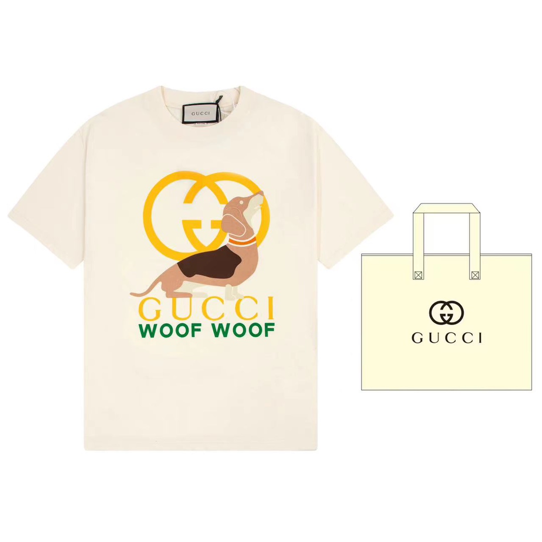 （➕5可🉑配手提袋） Gucci 古驰 趣味十足的彩色印花赋予成衣系列以独特魅力，例如呈现于这款白色针织棉T恤上的“Gucci Woof Woof”印花。这件单品采用经典款型，巧妙融入圆领设计。 原版面料 官方同款 定制240克同缸染面…