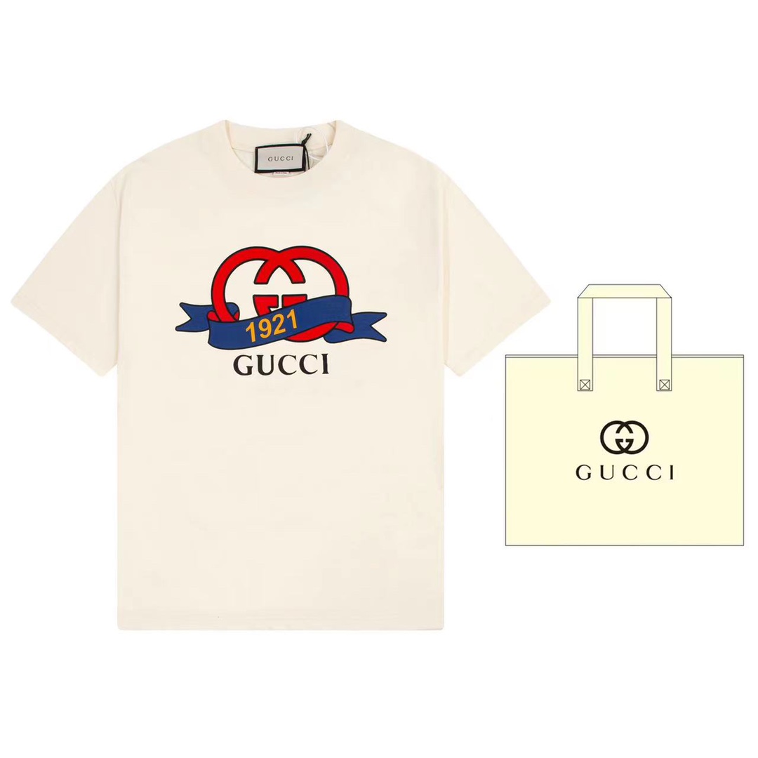 （➕5🉑配手提袋） Gucci 古驰 典藏设计透过新颖印花和提花细节得到焕新演绎。这款白色T恤采用直筒剪裁，饰有经典Gucci互扣式双G图案，巧妙融入1921丝带印花细节，更显设计匠心。 原版面料 官方同款 定制240克同缸染面料 手感…