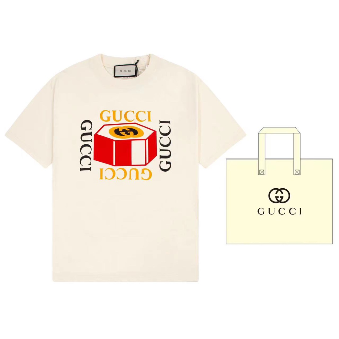 （➕5🉑配手提袋） Gucci 古驰 引人注目的印花元素为2023春夏系列注入新鲜活力。这款针织棉短款T恤缀饰多色Gucci复古标识，为整个款型注入一抹亮色。 原版面料 官方同款 定制240克同缸染面料 手感非常舒服 春夏最新砖柜同步 …