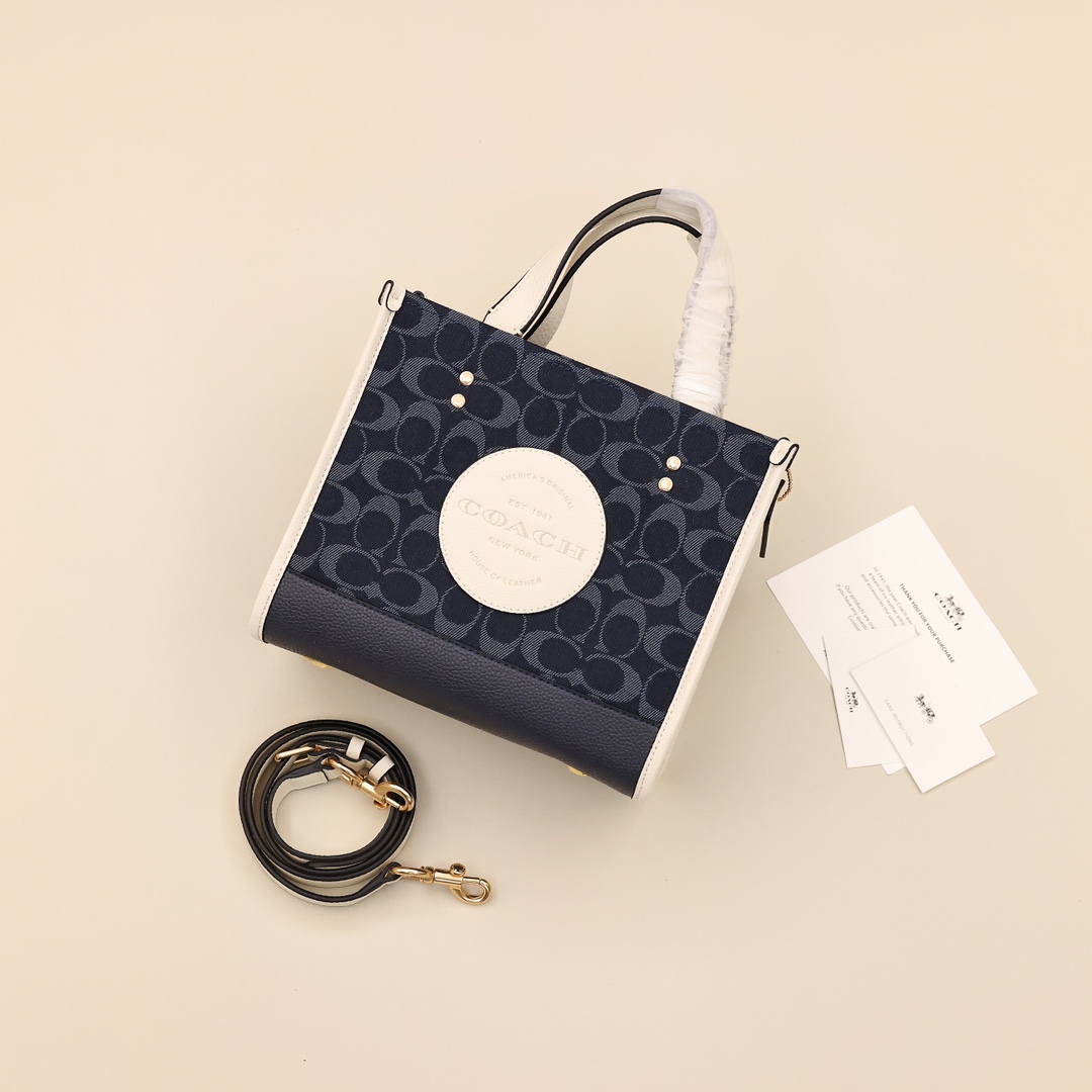 Coach蔻驰托特包💰220 夏天必备轻奢包包,包身轻便舒适容量大,颜色极具清新氛围,实用与美观兼具的包包。 规格:22*20*11cm