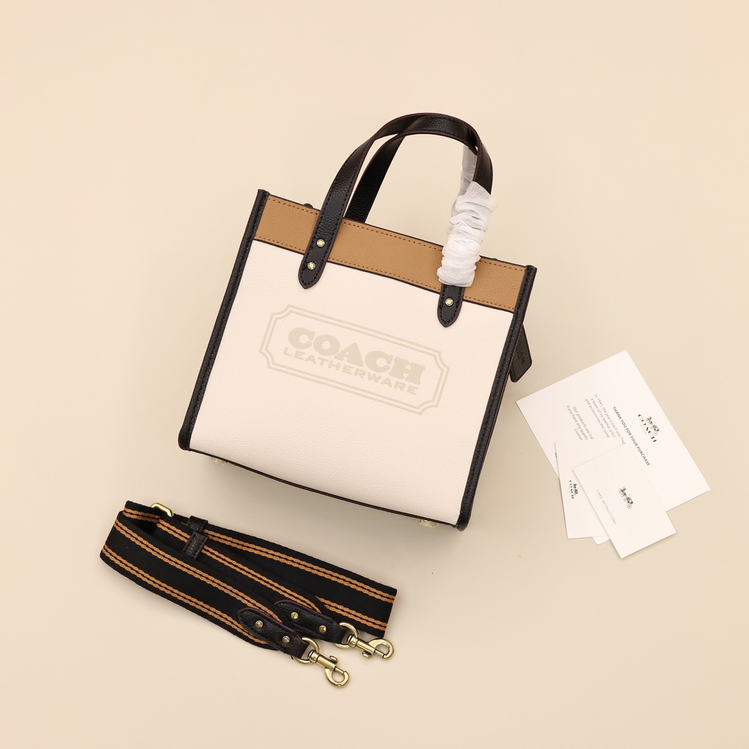 Coach蔻驰托特包💰220 夏天必备轻奢包包,包身轻便舒适容量大,颜色极具清新氛围,实用与美观兼具的包包。 规格:22*20*11cm