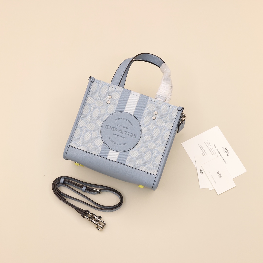 Coach蔻驰托特包💰220 夏天必备轻奢包包,包身轻便舒适容量大,颜色极具清新氛围,实用与美观兼具的包包。 规格:22*20*11cm