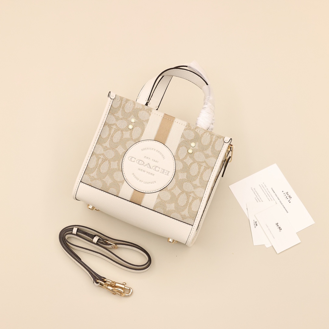 Coach蔻驰托特包💰220 夏天必备轻奢包包,包身轻便舒适容量大,颜色极具清新氛围,实用与美观兼具的包包。 规格:22*20*11cm