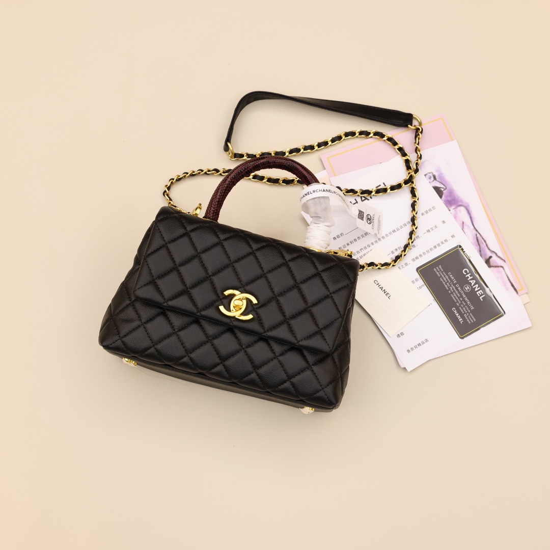 香奈儿Coco Handle手提口盖包💰300 经典让你越看越迷人,款式与皮质相辅相成,蜥蜴皮手腕点缀整体造型提升奢华的视觉,驾驭任何场合都极致优雅。 规格:24*14*10cm