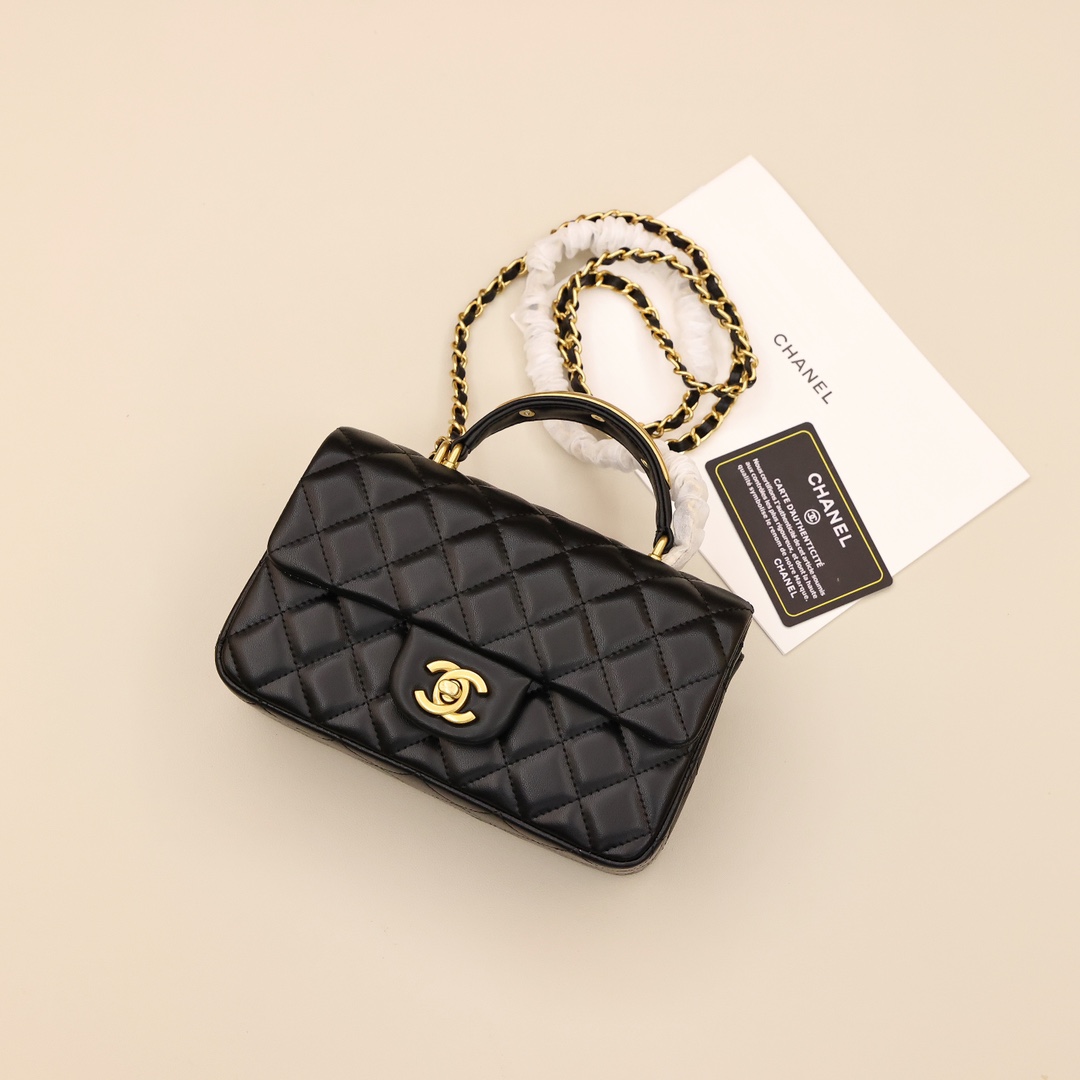 香奈儿新款22b mini cf💰300 漂亮到无法让人拒绝,精致五金点缀手提,饰以经典链子和细腻羊皮纹,润饰手袋,脱颖而出,演绎永恒优雅。 规格:20*12*6cm