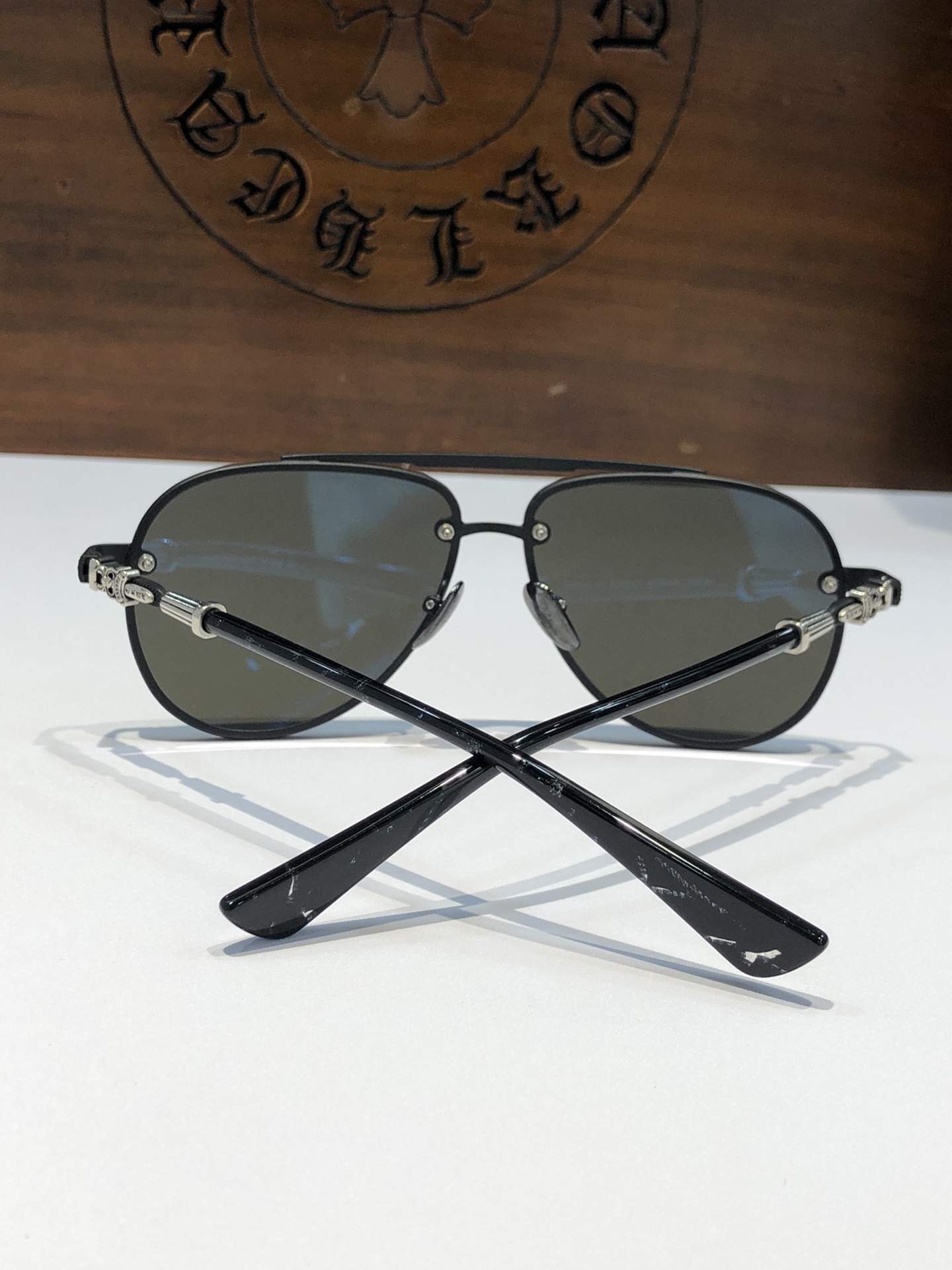  经典飞行员太阳镜 CHROME HEART新品BILLIE II复古蛤蟆镜造型 镜臂部镭射十字图纹 简