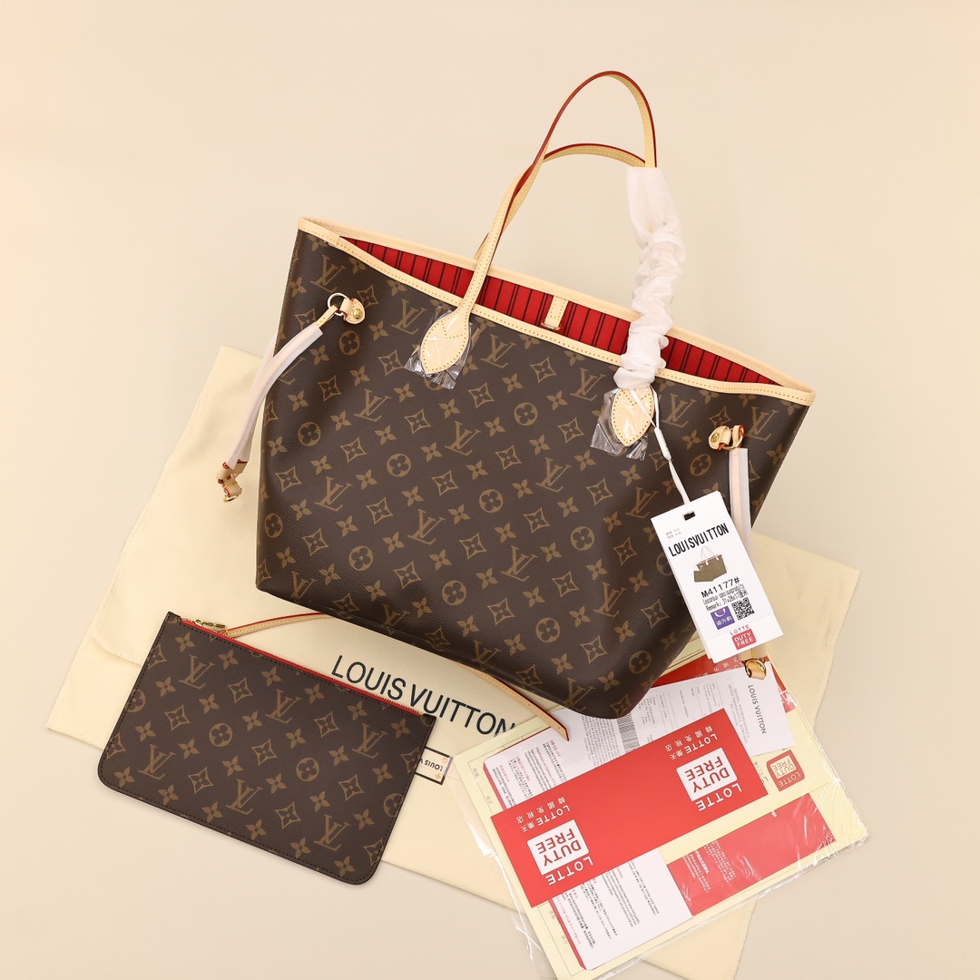 Lv Neverfull 中号手袋 高端版本 重新设计的内袋采用了清新的织物内衬和灵感源自路易威登档案馆的复古细节,尤其值得称道的莫过于可脱卸式拉链手包,它既可单独作为一只精致手拿包使用,亦可作为额外的口袋 明快的内衬色调为 Monogram 经典帆布增加了更多活泼生动之感. 规格:31*28*14cm(全套免税包装)