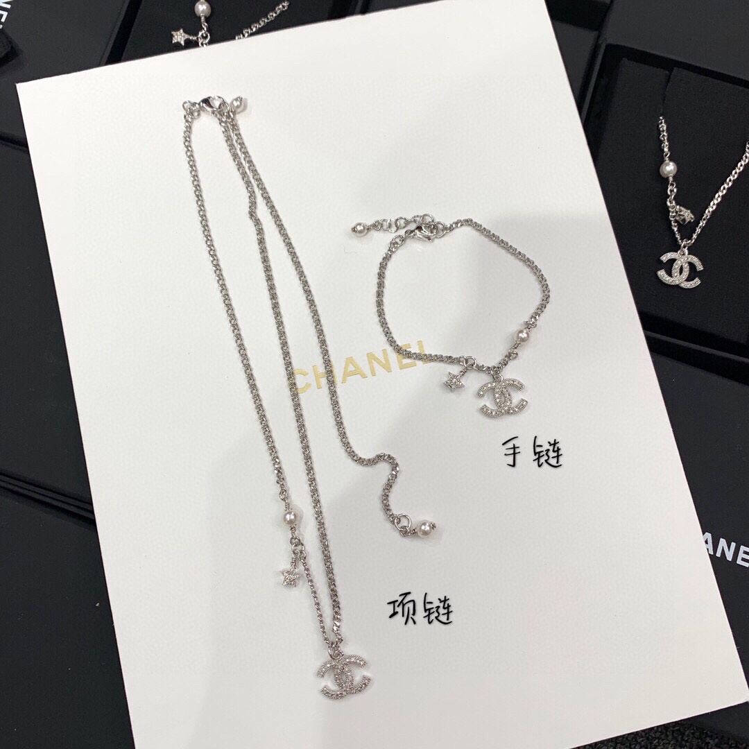 NO:104921,55 Number XSL0007 55 Number XXL0007 Ch@nel New Star Series] Z 4620, this is really amazing, simple and generous style, can adjust the length, necklace, long chain, or necklace, suitable for daily casual wear and white T, it is even more amazing, beautiful, you can't imagine, you fall in love with it at a glance, it is very noteworthy, the specifications of the chain are specially customized, very special chain lobster buckle is specially customized pure steel buckle, very full and stylish, crystal and pearl are both Swarovski crystal diamonds, the edges of the double C are composed of small round beads, and the details are fully Z, brass material   pure steel buckle, necklace, bracelet, a set of brass, necklace, bracelet, can all be adjusted in length, jewelry quality, necklace, bracelet1986090955编号XSL0007 55编号XXL0007 Ch@nel 新款星星系列】Z 4620,这款真心太仙了,简单大方款式,可以调节长短,项链 做长链也可以做项链,适合日常休闲着装搭配搭配白T更是绝,美到你无法想象,一眼就爱上,这个非常值得注意的是链条的规格是特别定制的非常特别的链条龙虾扣是去特别定制的纯钢扣,很是饱满有型,水晶跟珍珠均是施华洛水晶钻 双C的边缘是由一颗颗小圆珠组合而成的,跟足了Z细节,黄铜材质 纯钢扣,项链,手链一套非常值得入,项链,手链,都可以调节长短,饰品精品,necklace,bracelet,Jewelry