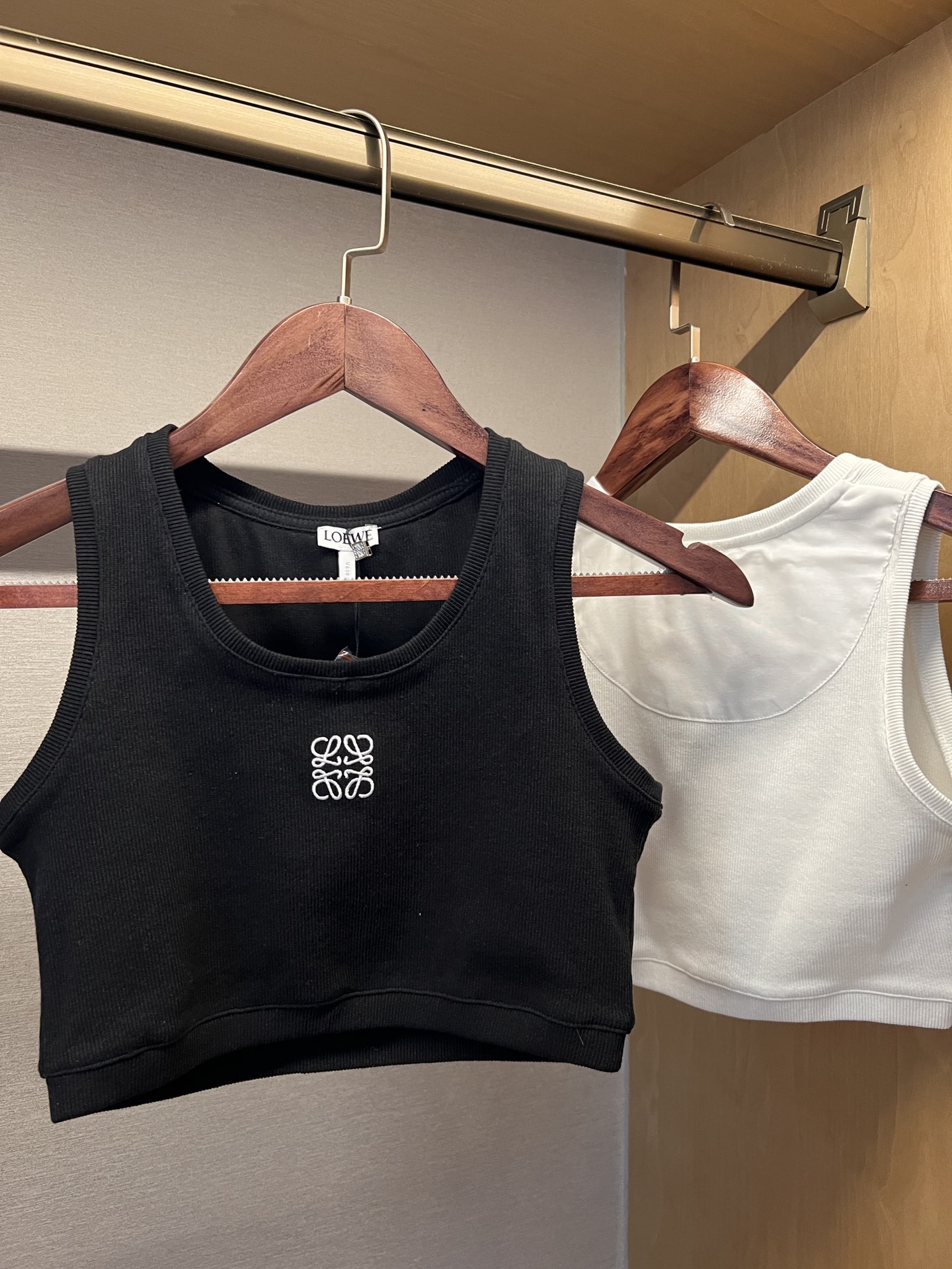 NO:306662,【Loewe threaded vest short style】Color black/white Size SML length exposed waist, bottom edge close to prevent exposure, slightly longer than strapless!  Hot girl style!  It is also OK to wear a small person with high-waisted pants!  ,loewe,alexander wang19860909【Loewe螺纹背心短款】 颜色黑色/白色 尺码SML 长度露腰,底边收口防走光 比抹胸稍长一些！辣妹款！小个子搭配高腰裤也是可以的！,,loewe,alexander wang,Women's clothing